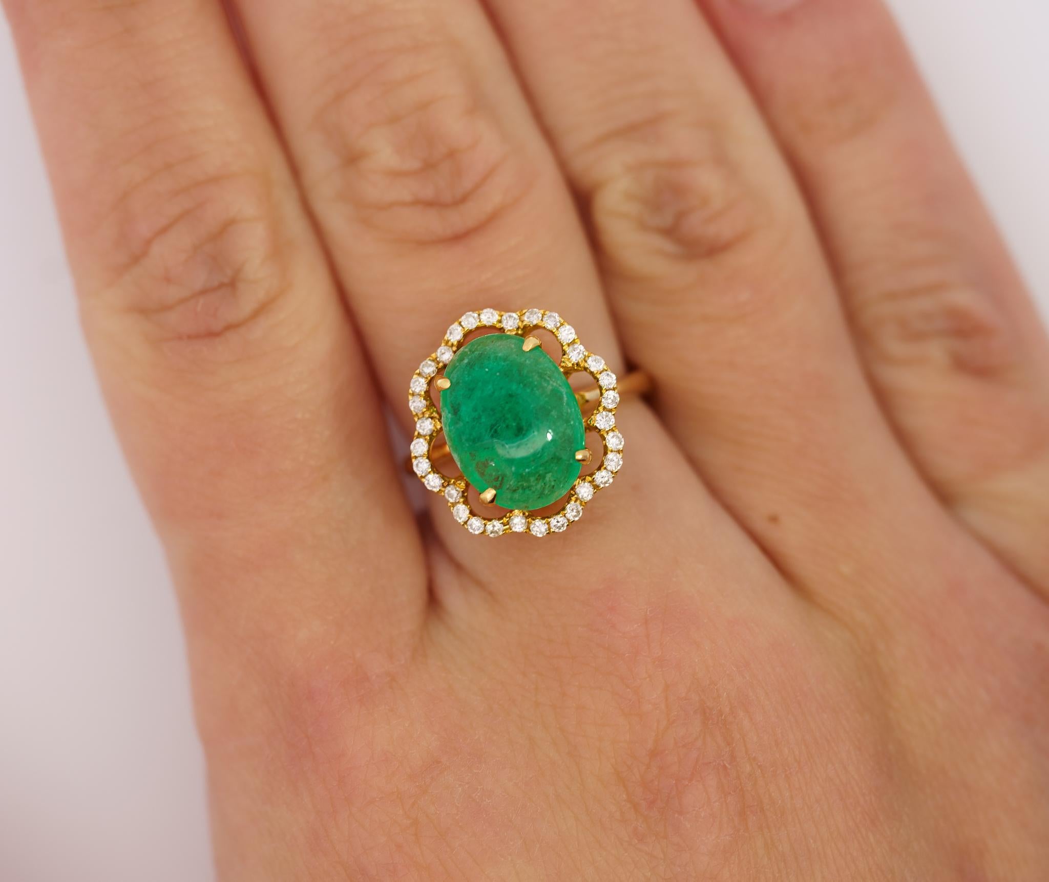 Anillo de oro de 18 quilates con cabujón de esmeralda de 3,6 quilates y halo floral de diamantes Cabujón en venta