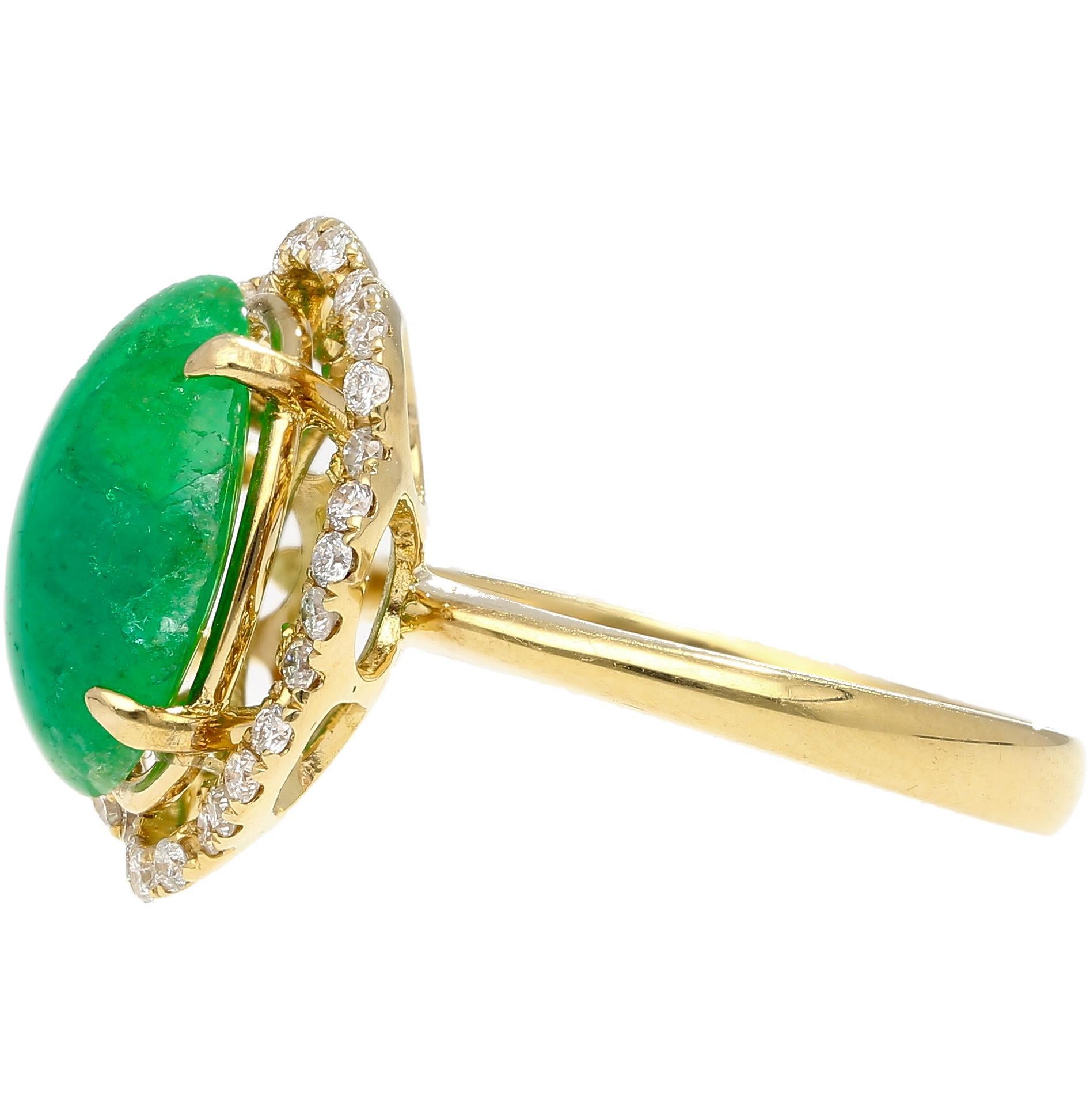 Anillo de oro de 18 quilates con cabujón de esmeralda de 3,6 quilates y halo floral de diamantes en Nuevo estado para la venta en Miami, FL