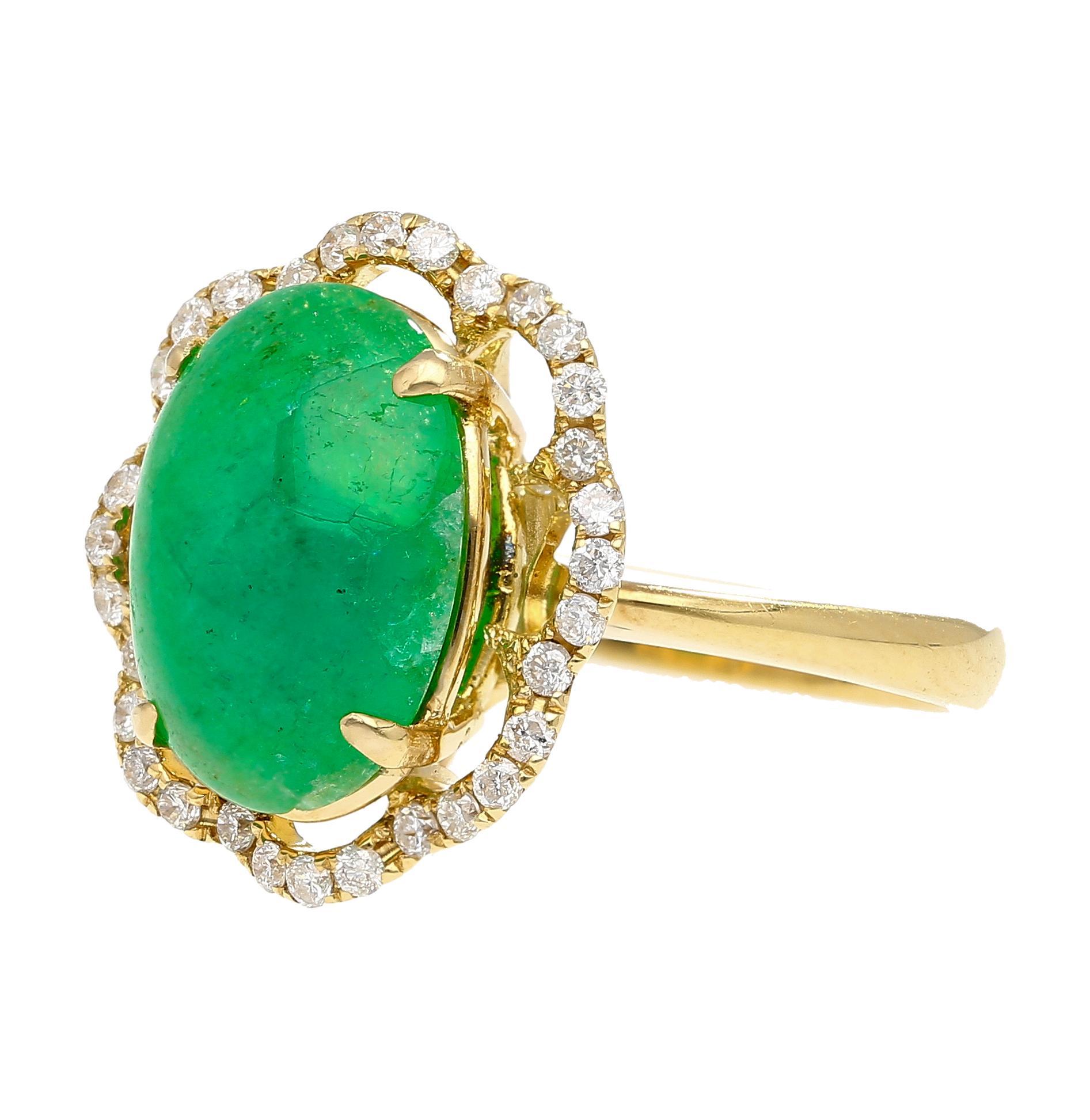 De las mujeres Anillo de oro de 18 quilates con cabujón de esmeralda de 3,6 quilates y halo floral de diamantes en venta