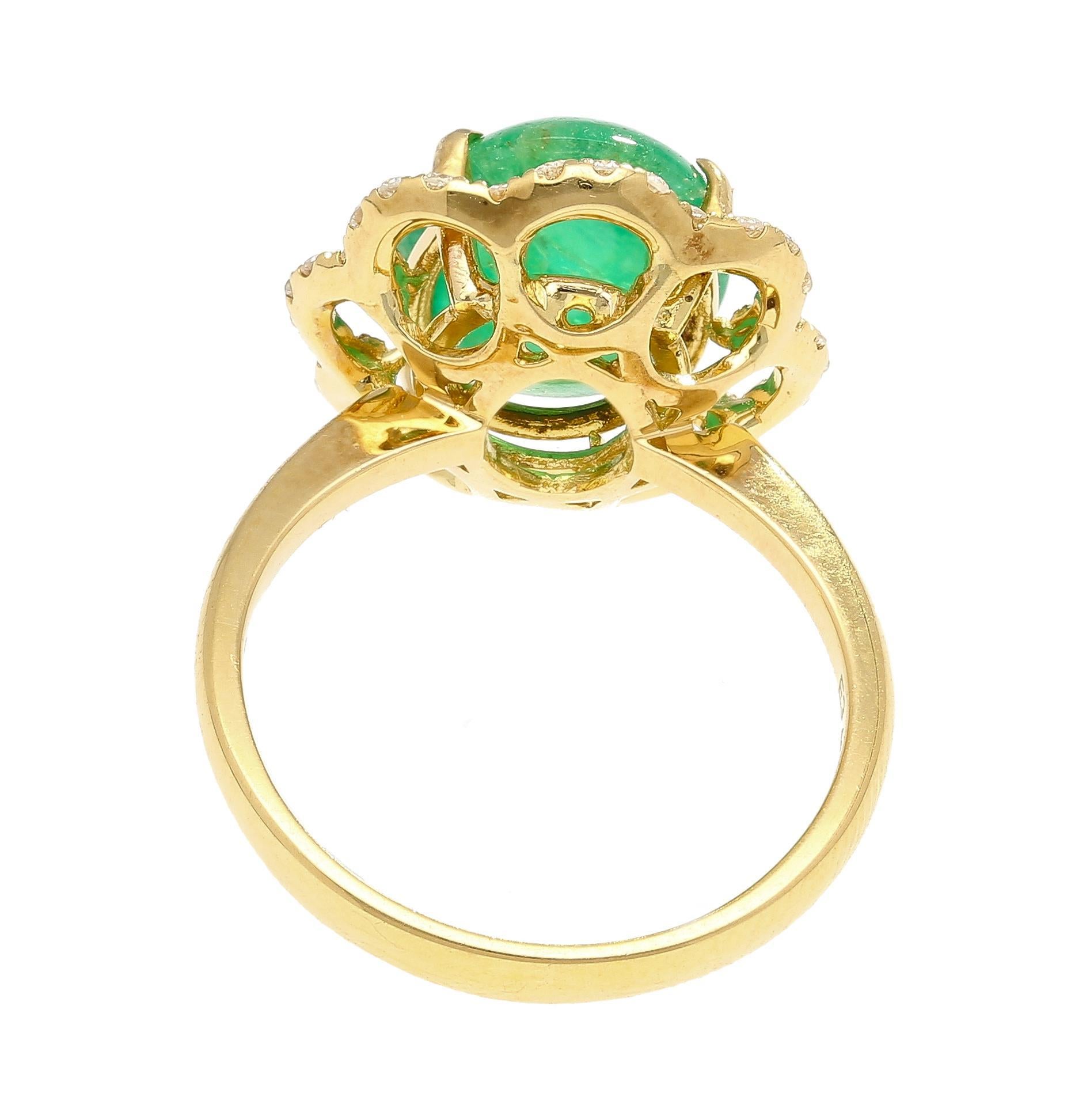Anillo de oro de 18 quilates con cabujón de esmeralda de 3,6 quilates y halo floral de diamantes en venta 1