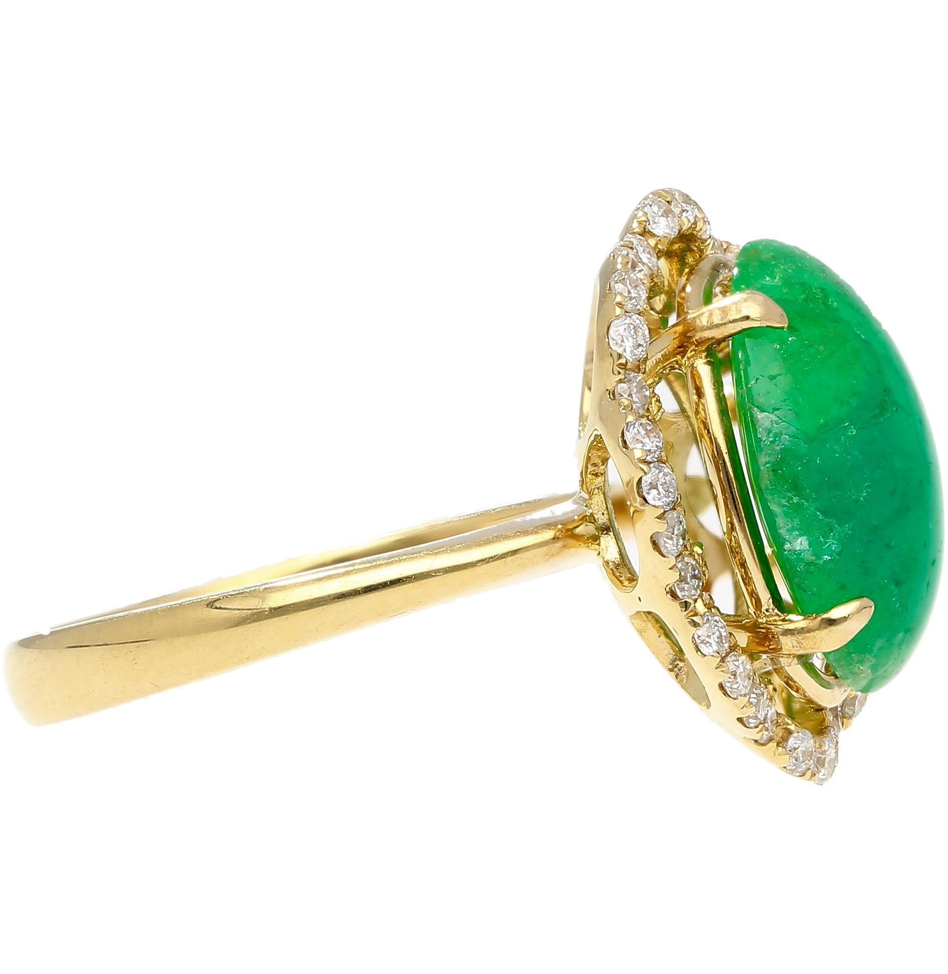 Anillo de oro de 18 quilates con cabujón de esmeralda de 3,6 quilates y halo floral de diamantes en venta 2
