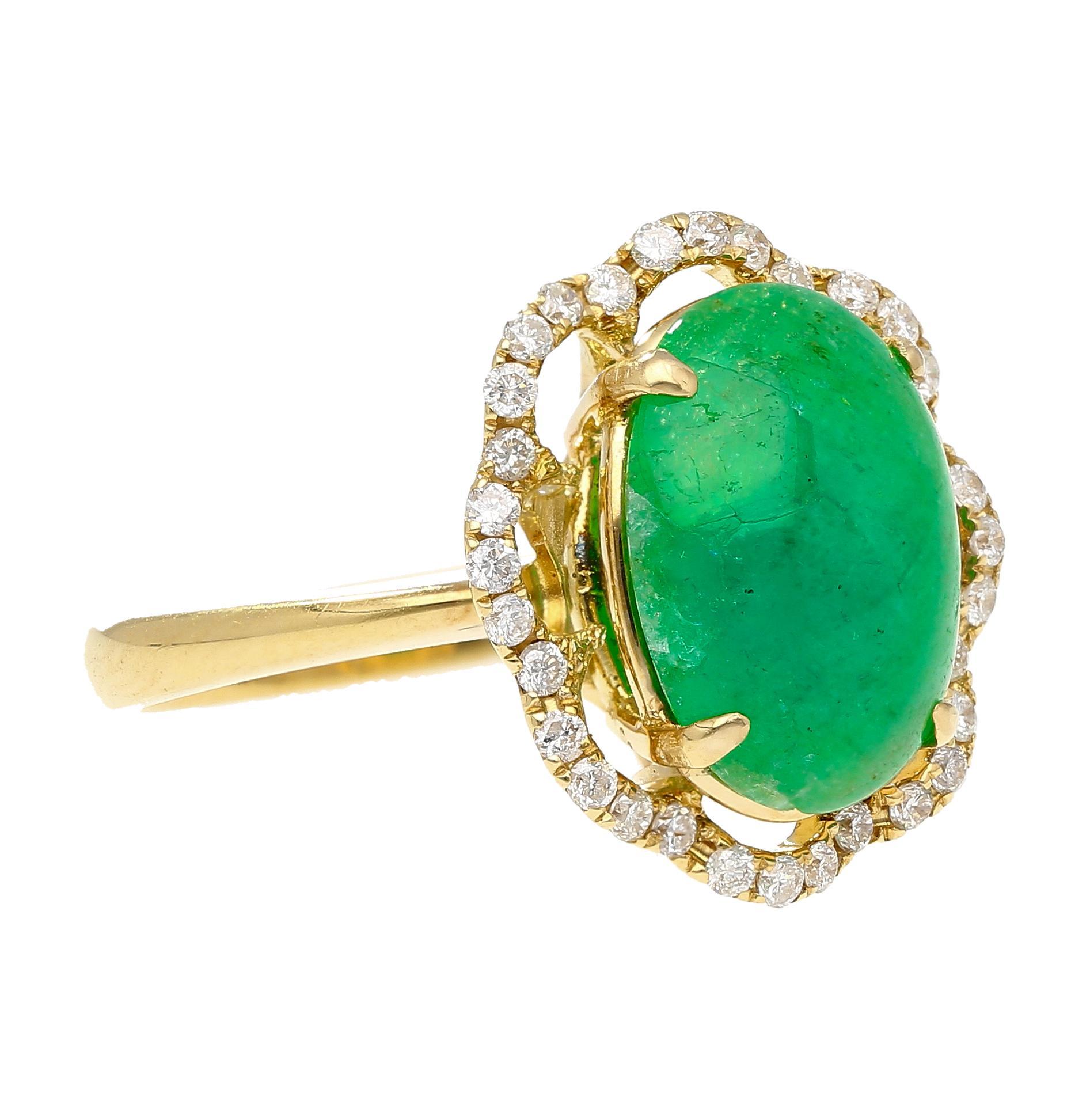 Anillo de oro de 18 quilates con cabujón de esmeralda de 3,6 quilates y halo floral de diamantes en venta 3