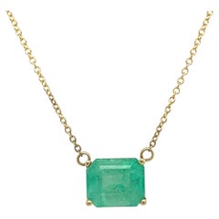 Collar Colgante Esmeralda Colombiana Solitaria Este Oeste de Oro de 14K de 3,6 Quilates