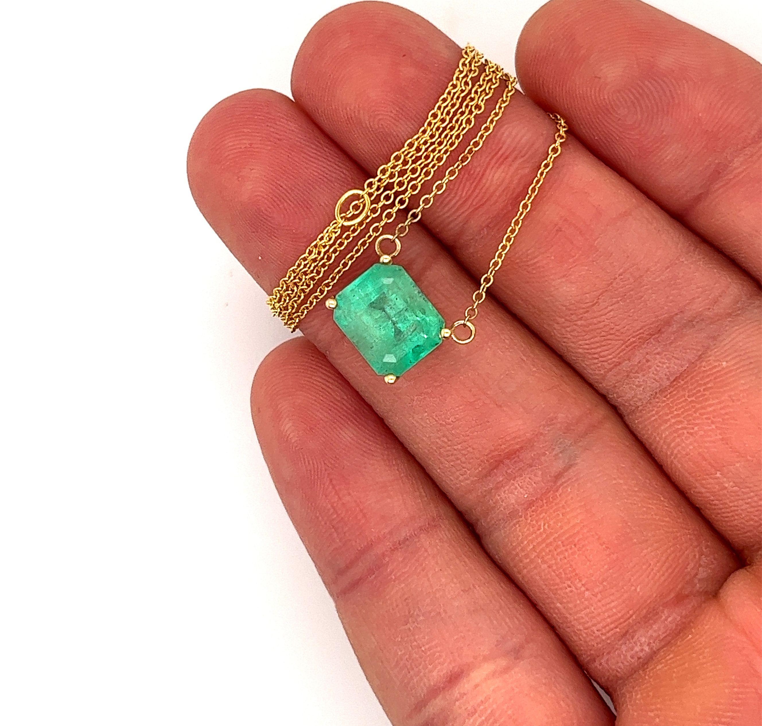 3.6 Carat Colombian Emerald Solitaire East West Pendant Necklace in 14K Gold In New Condition For Sale In Miami, FL
