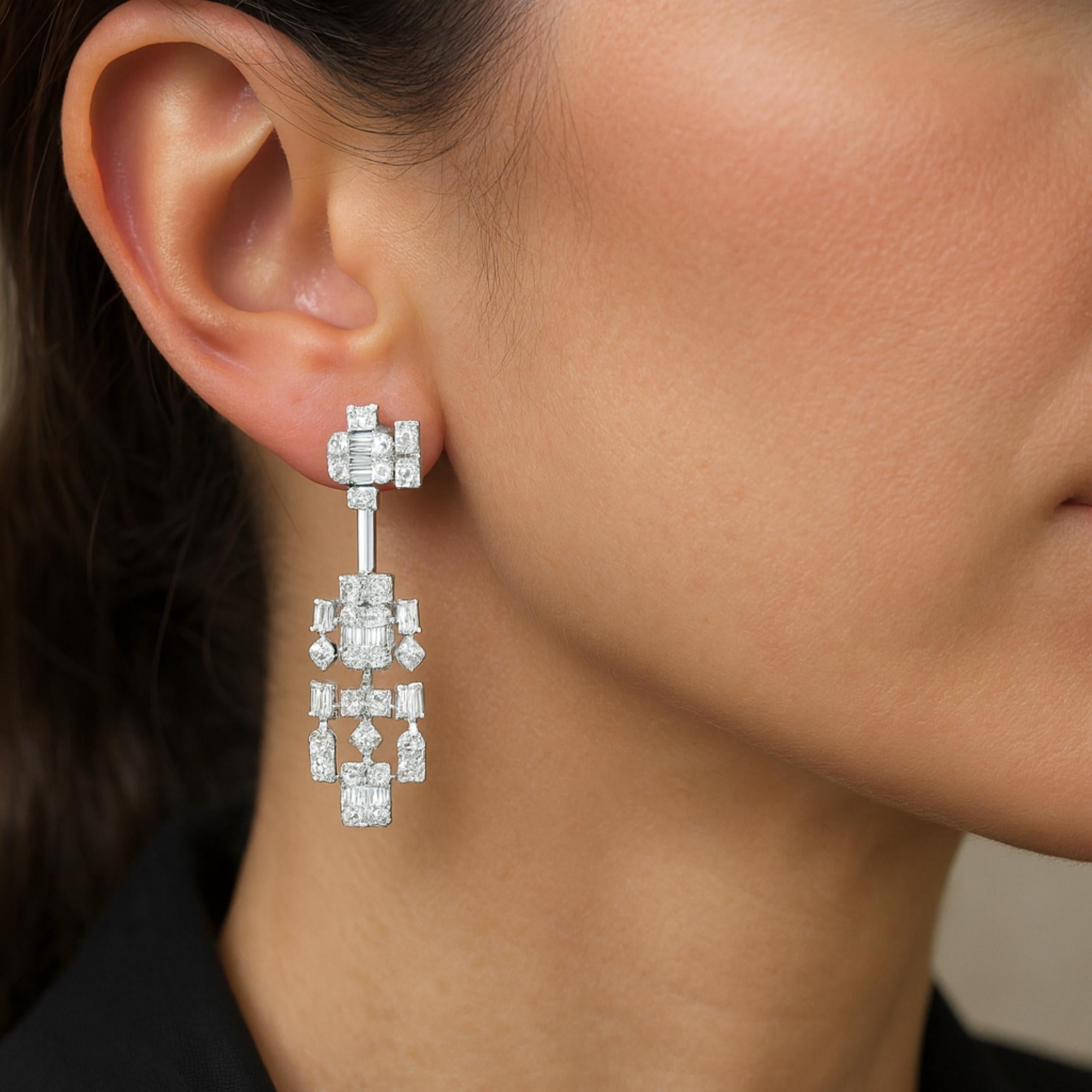 Questi orecchini a pendente in oro bianco 18 carati con cluster di diamanti da 3,6 carati sono caratterizzati da un cluster di diamanti a taglio baguette e uno a taglio rotondo, che possono essere indossati sia come orecchini con perno che come