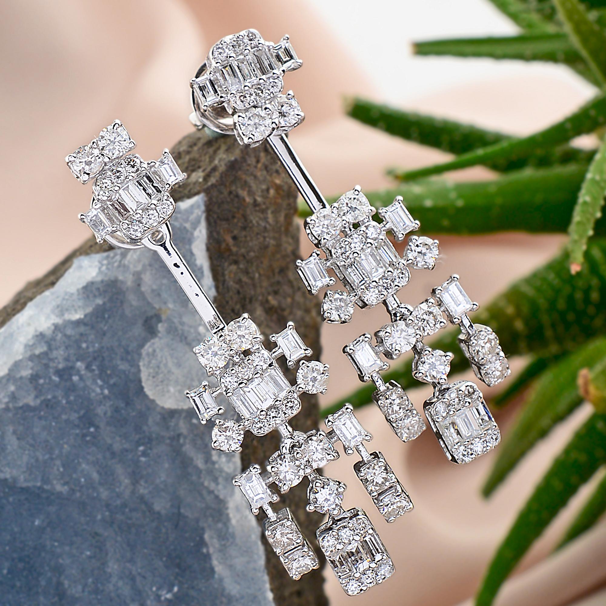 Moderno Orecchini a pendente con diamanti a grappolo da 3,6 carati Gioielli in oro bianco 18 carati in vendita