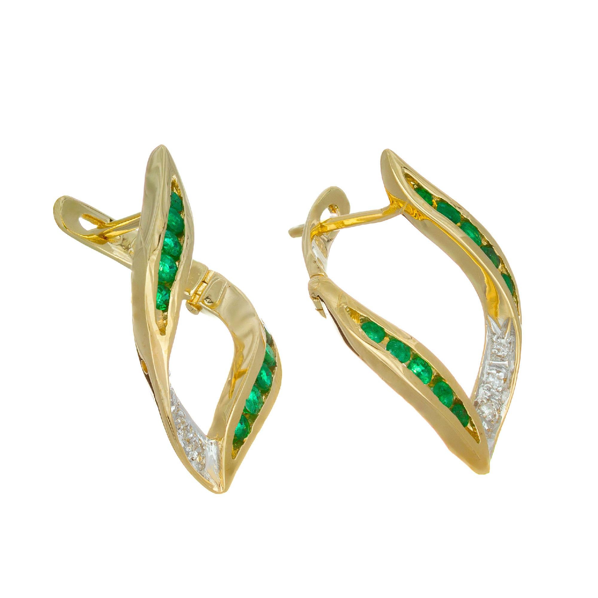 Emerald and diamond Swirl hoop lever back earrings, in 14k yellow gold. 

20 round green emeralds, approx. 32cts
8 round diamonds H SI, approx. .4cts
14k yellow gold 
Stamped: 14k
4.4 grams
Top to bottom: 23.3mm or 15/16 Inches
Width: 14.6mm or 9/16