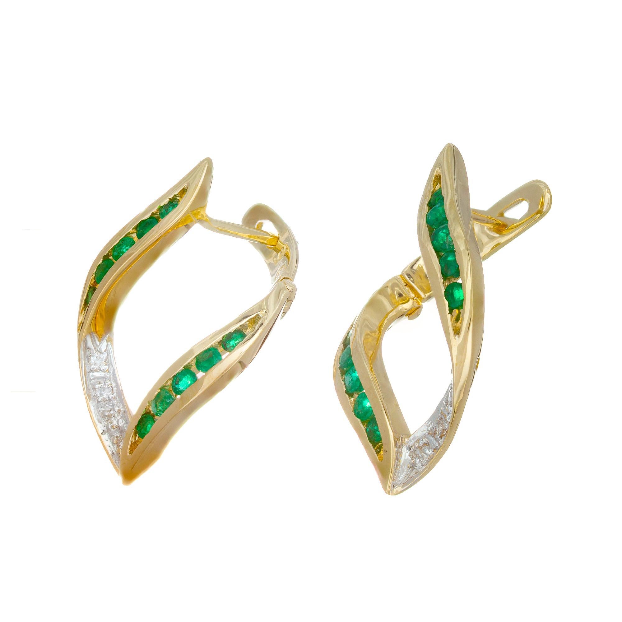 .36 Karat Smaragd-Diamant-Gelbgold-Wirbel-Ohrringe im Zustand „Hervorragend“ in Stamford, CT