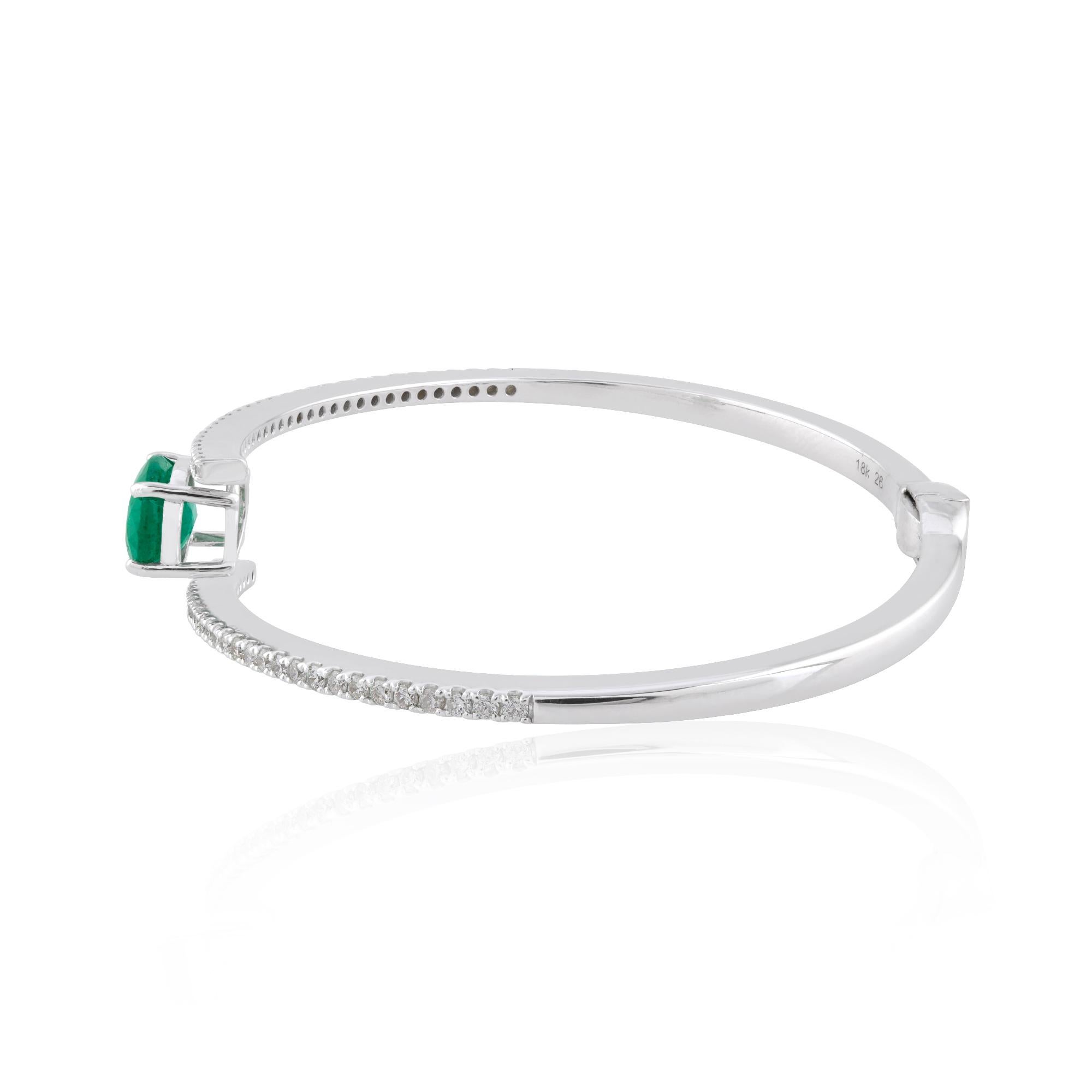 Bracciale con gemma smeraldo da 3,6 carati Bracciale con gemma smeraldo da 0,6 carati con pavé di diamanti in oro bianco 18 carati In condizioni Nuovo in vendita a Diera, Dubai