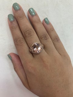 Sunita Nahata Morganit 3.60ct. Fancy Ring aus 18 Karat Roségold mit Diamant.