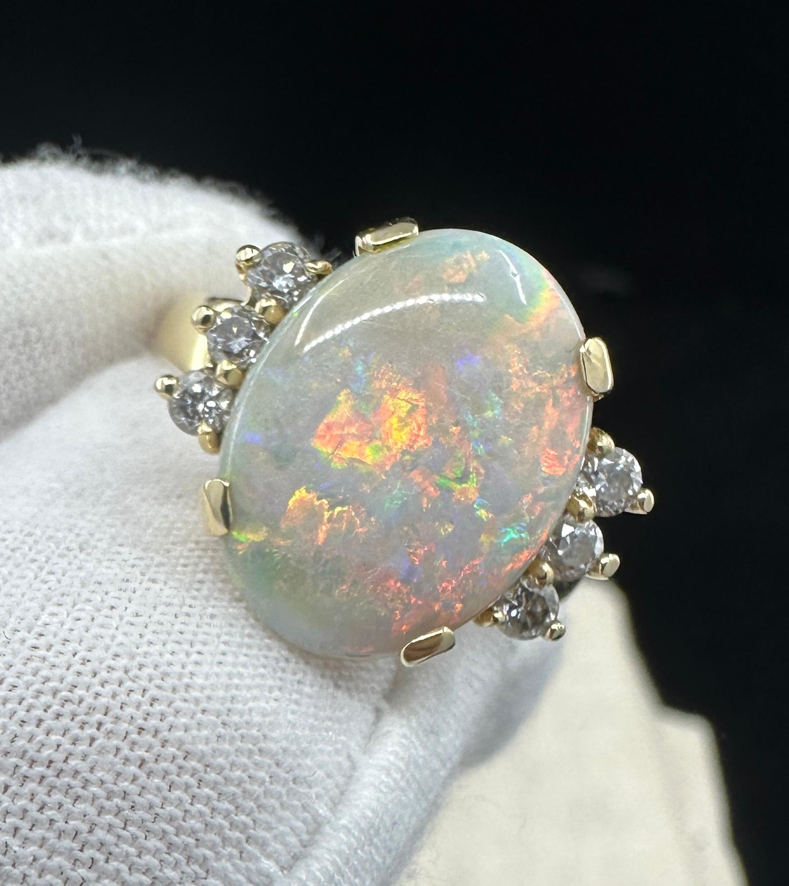 Gönnen Sie sich einen spektakulären antiken Art Deco 3,55 Karat Opal und sechs Diamanten Cocktail Statement Ring.  Der fabelhafte Opalring ist aus 14 Karat Gelbgold.  Der außergewöhnliche ovale Cabochon-Opal hat ein brillantes blaues, grünes, rotes,