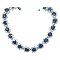 Collier ras du cou en or blanc 18 carats avec saphir bleu taille ovale de 36 carats et halo de diamants