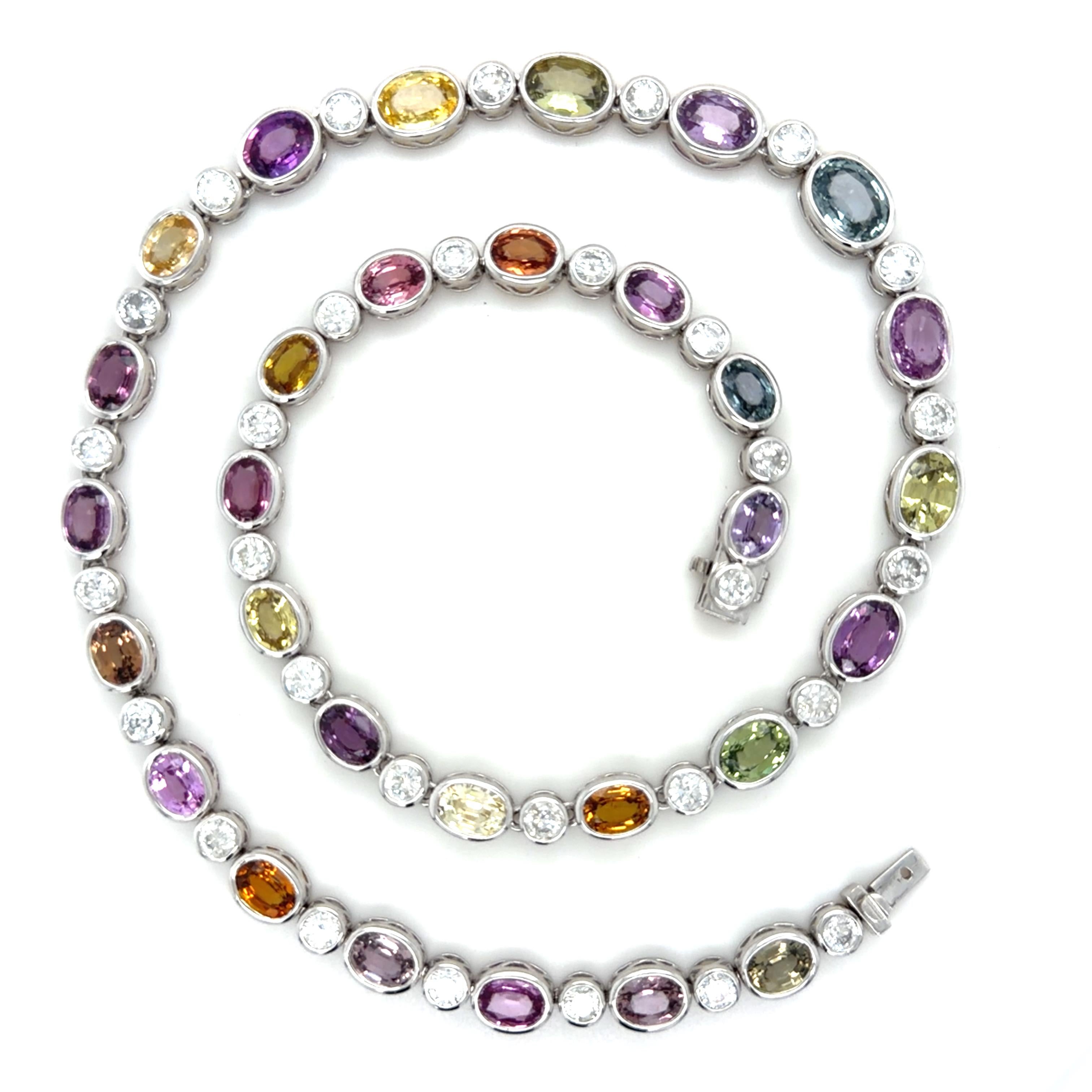 Ce magnifique collier se compose de 30 saphirs ovales taillés dans un éventail de couleurs, dont le violet, le bleu, le vert, le jaune, l'orange et le rose. Classé par la GIA comme corindon naturel non chauffé et pesant environ 36,09 carats au