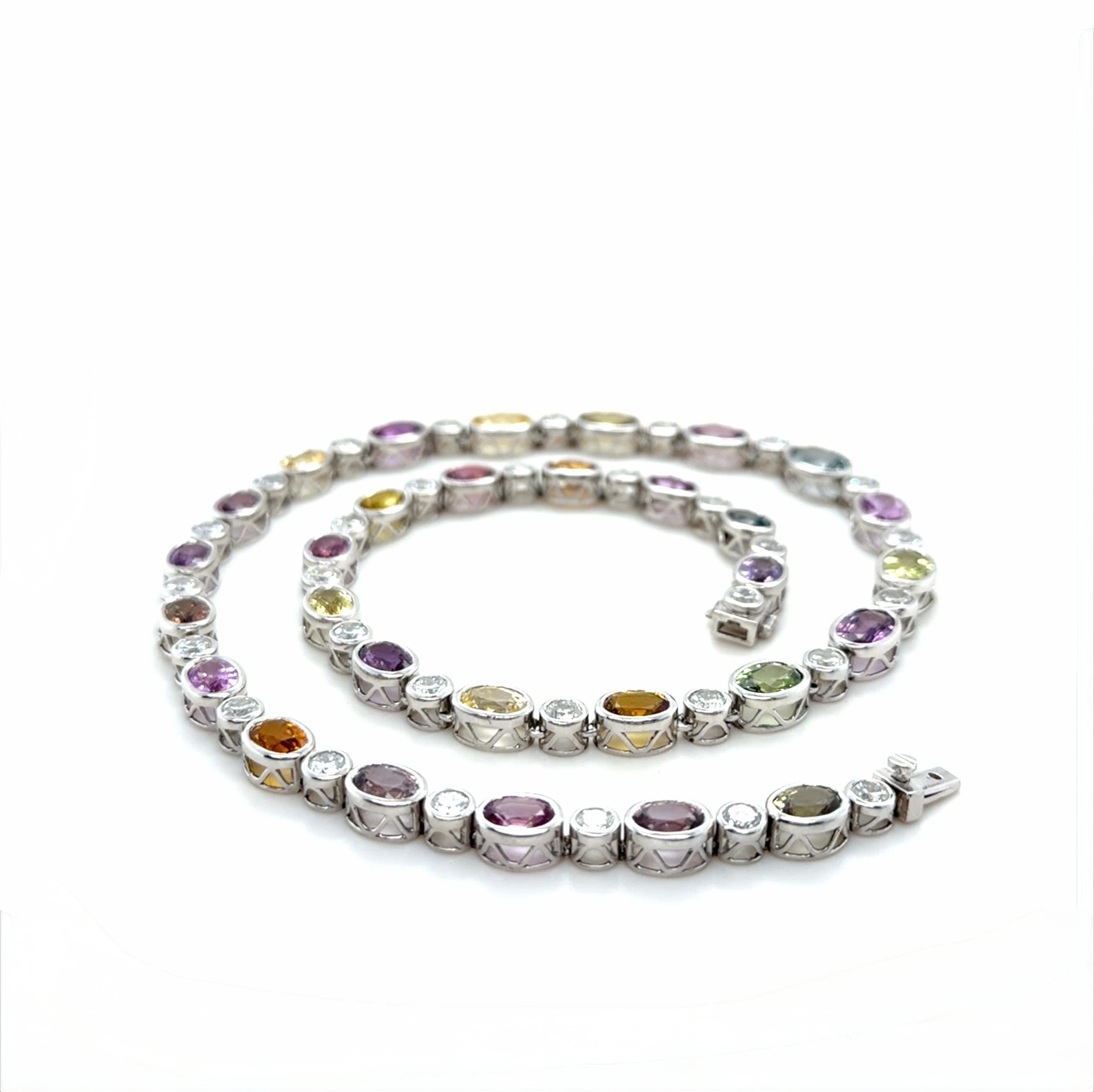 Taille ovale Collier de 36 carats de saphirs multicolores non chauffés et de diamants en vente