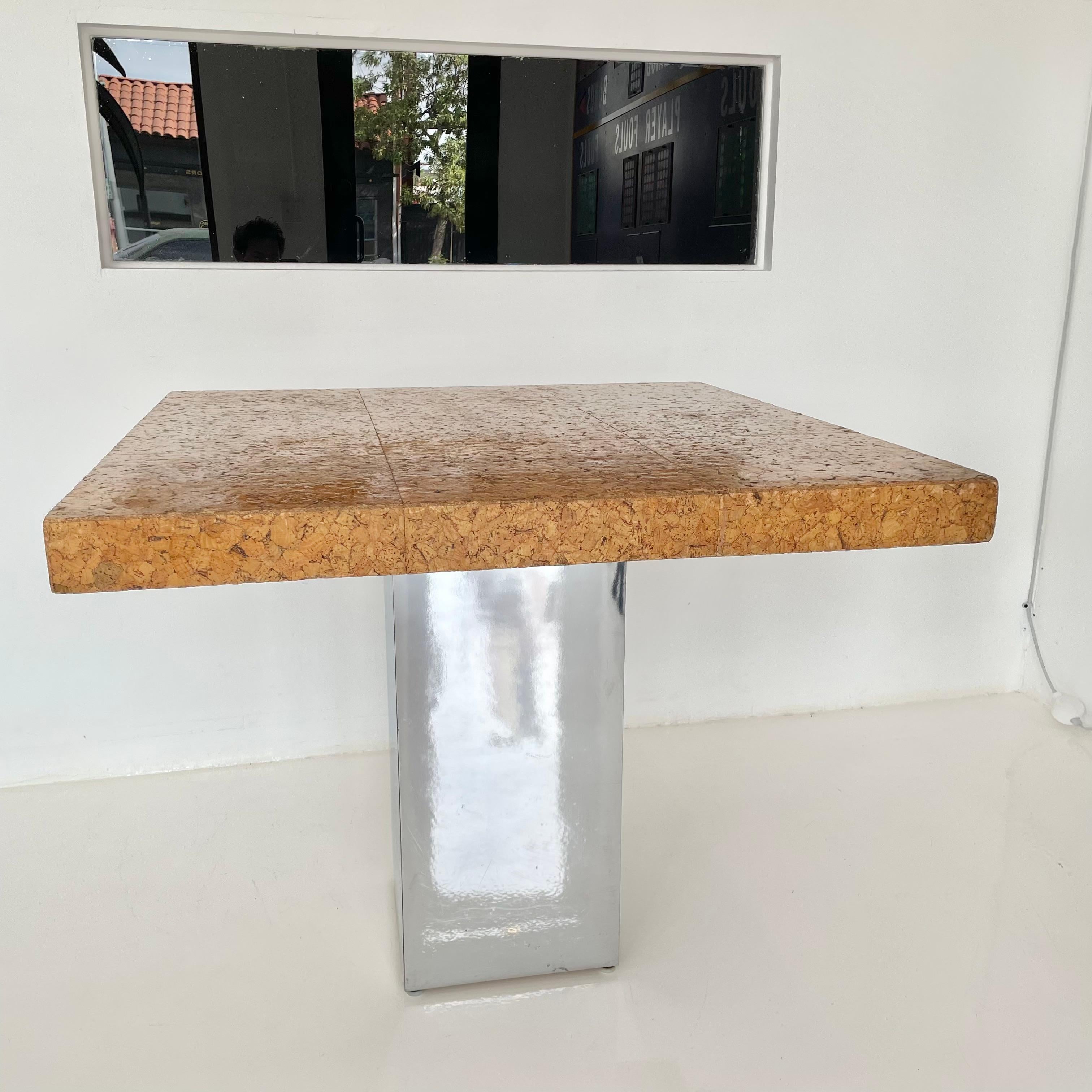 Table en liège et chrome à l'échelle parfaite, avec un contraste et une texture magnifiques. Trois pieds de large et trois pieds de profondeur. Un look extrêmement moderne avec un piédestal chromé pour soutenir le plateau de table en liège. Le