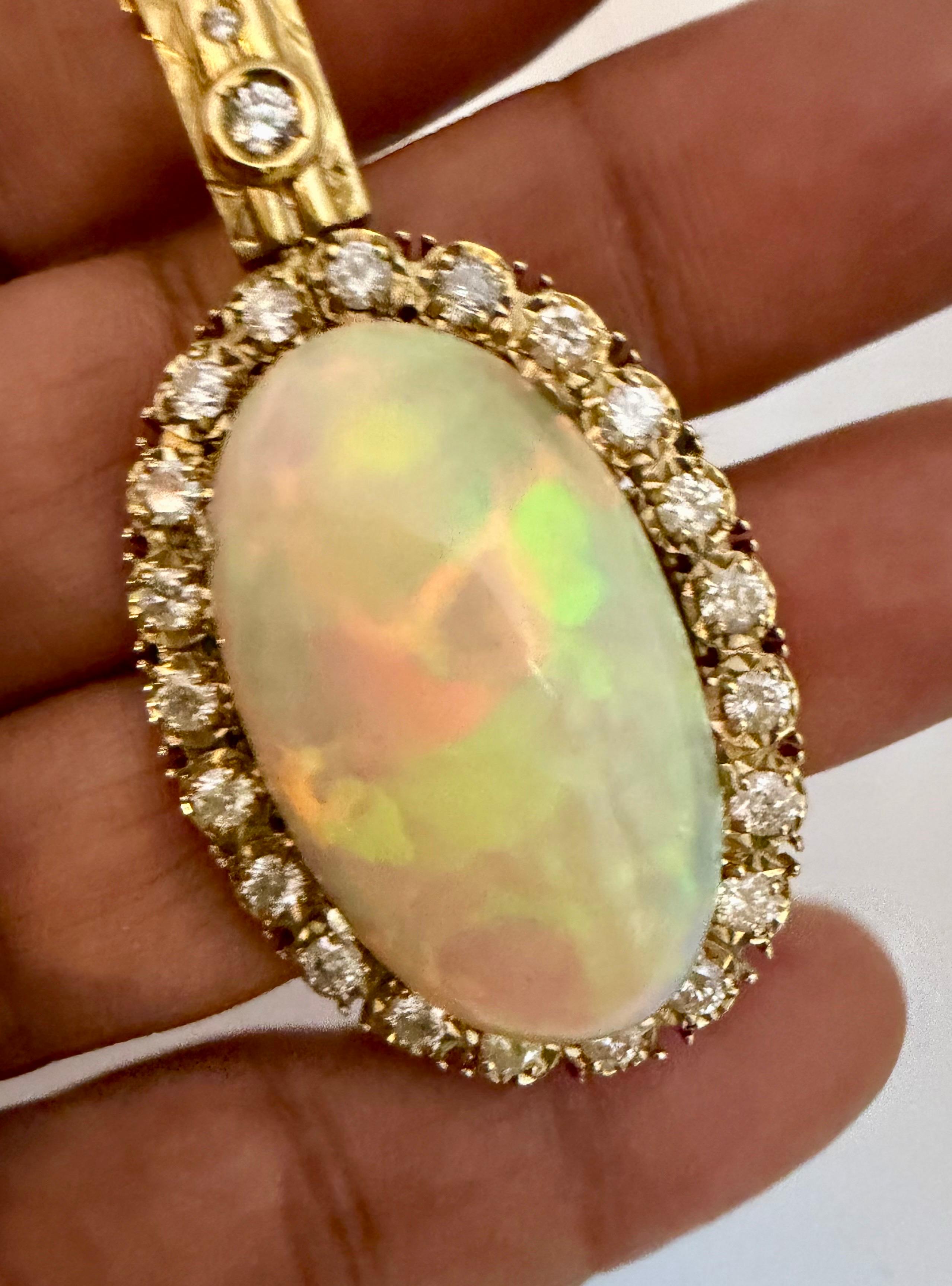 Ungefähr 36 Karat Oval Äthiopischer Opal  & Diamant-Anhänger 14 Karat Gelbgold Halskette mit Kette
Dieser spektakuläre Anhänger Halskette bestehend aus einem einzigen Oval Form äthiopischen Opal ca. 36 Karat. 
32 X20 MM Größe des Opals
sehr sauberer