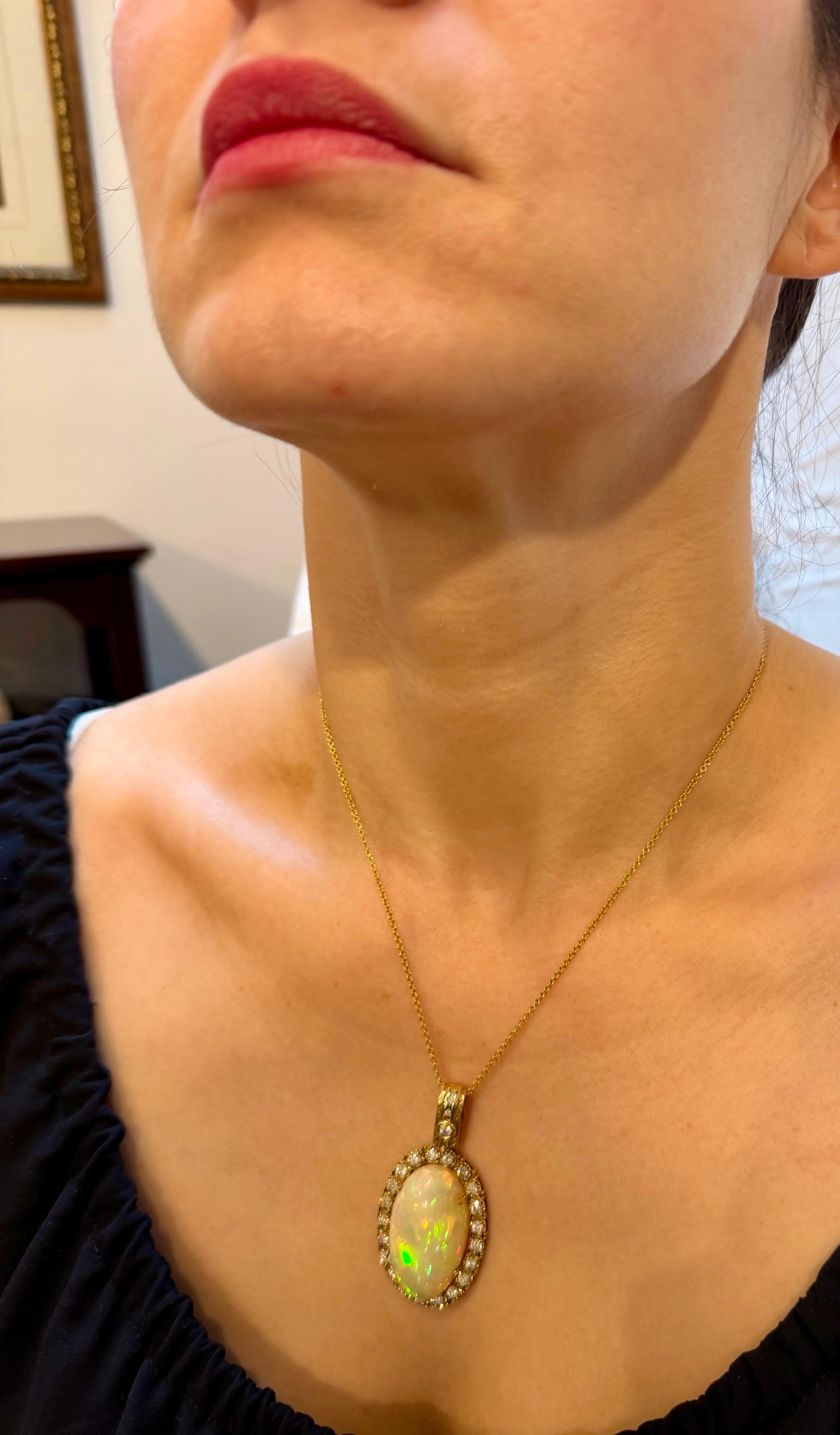 36 Karat Ovaler Äthiopischer Opal & 2,5 Karat Diamant Anhänger 14 Karat Gelbgold Halskette im Angebot 15