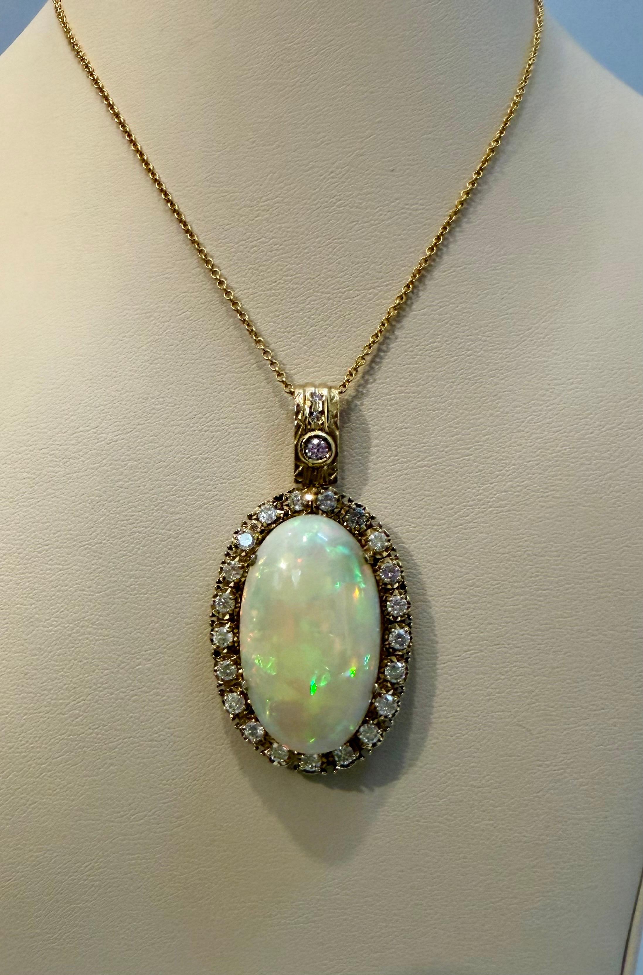 36 Karat Ovaler Äthiopischer Opal & 2,5 Karat Diamant Anhänger 14 Karat Gelbgold Halskette (Ovalschliff) im Angebot