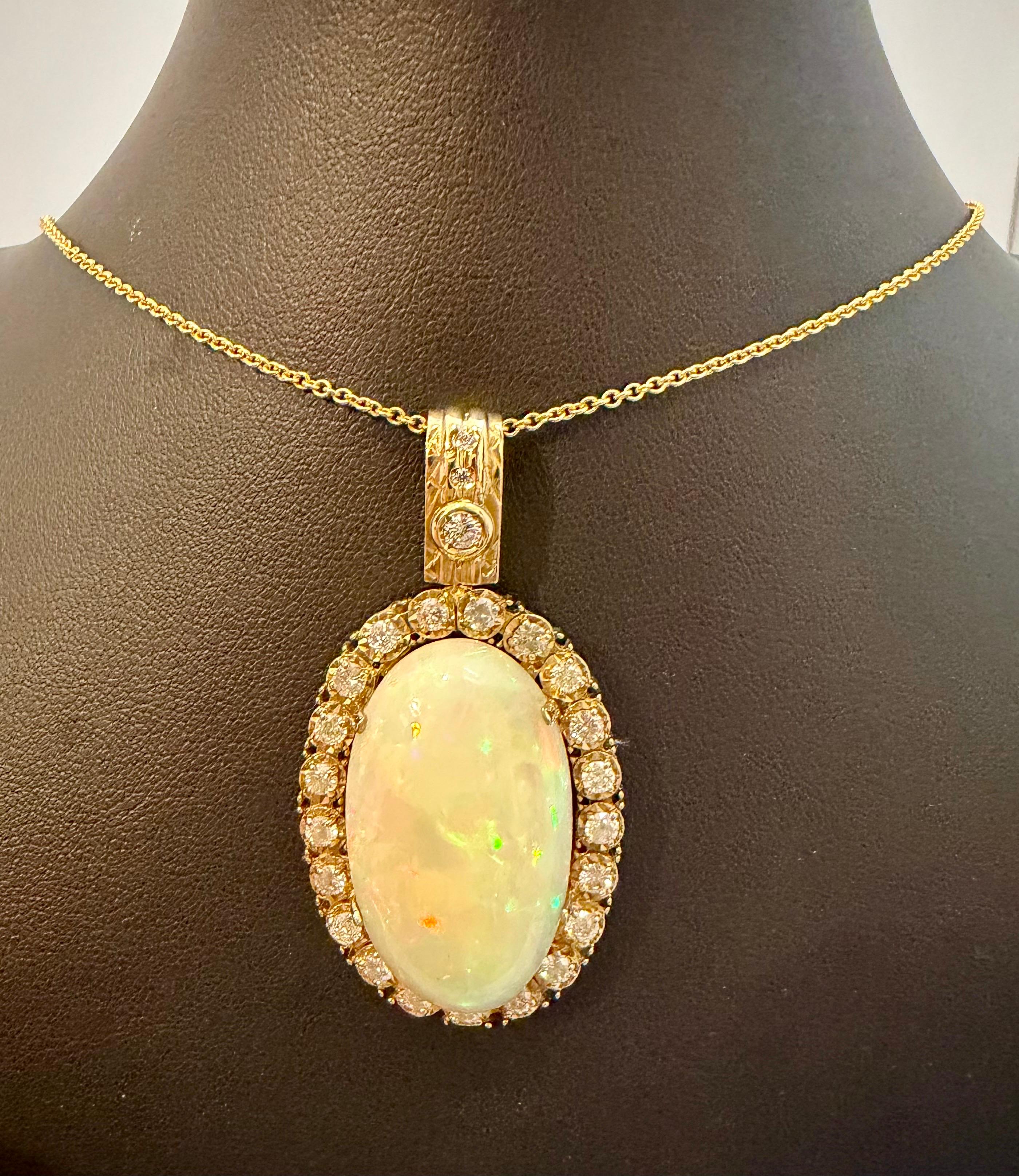 36 Karat Ovaler Äthiopischer Opal & 2,5 Karat Diamant Anhänger 14 Karat Gelbgold Halskette Damen im Angebot