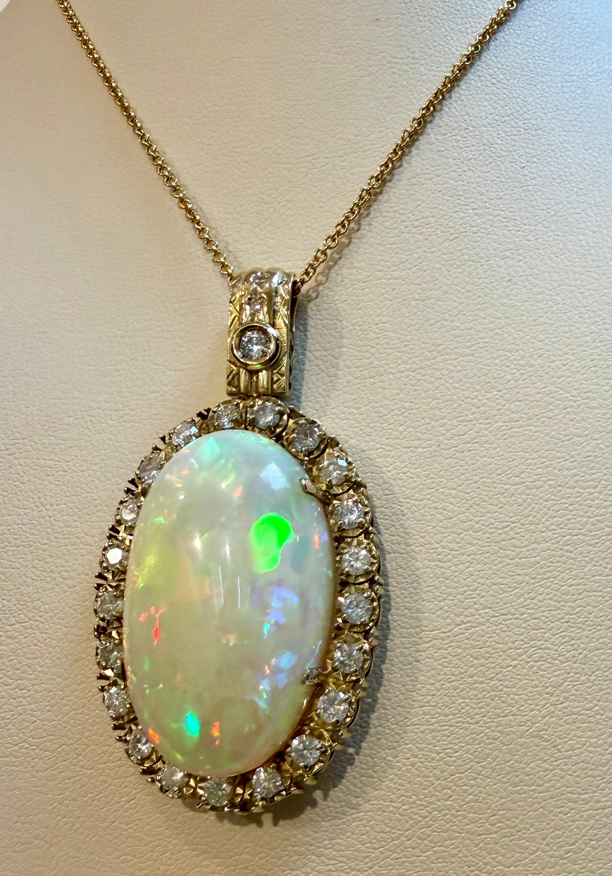 36 Karat Ovaler Äthiopischer Opal & 2,5 Karat Diamant Anhänger 14 Karat Gelbgold Halskette im Angebot 1