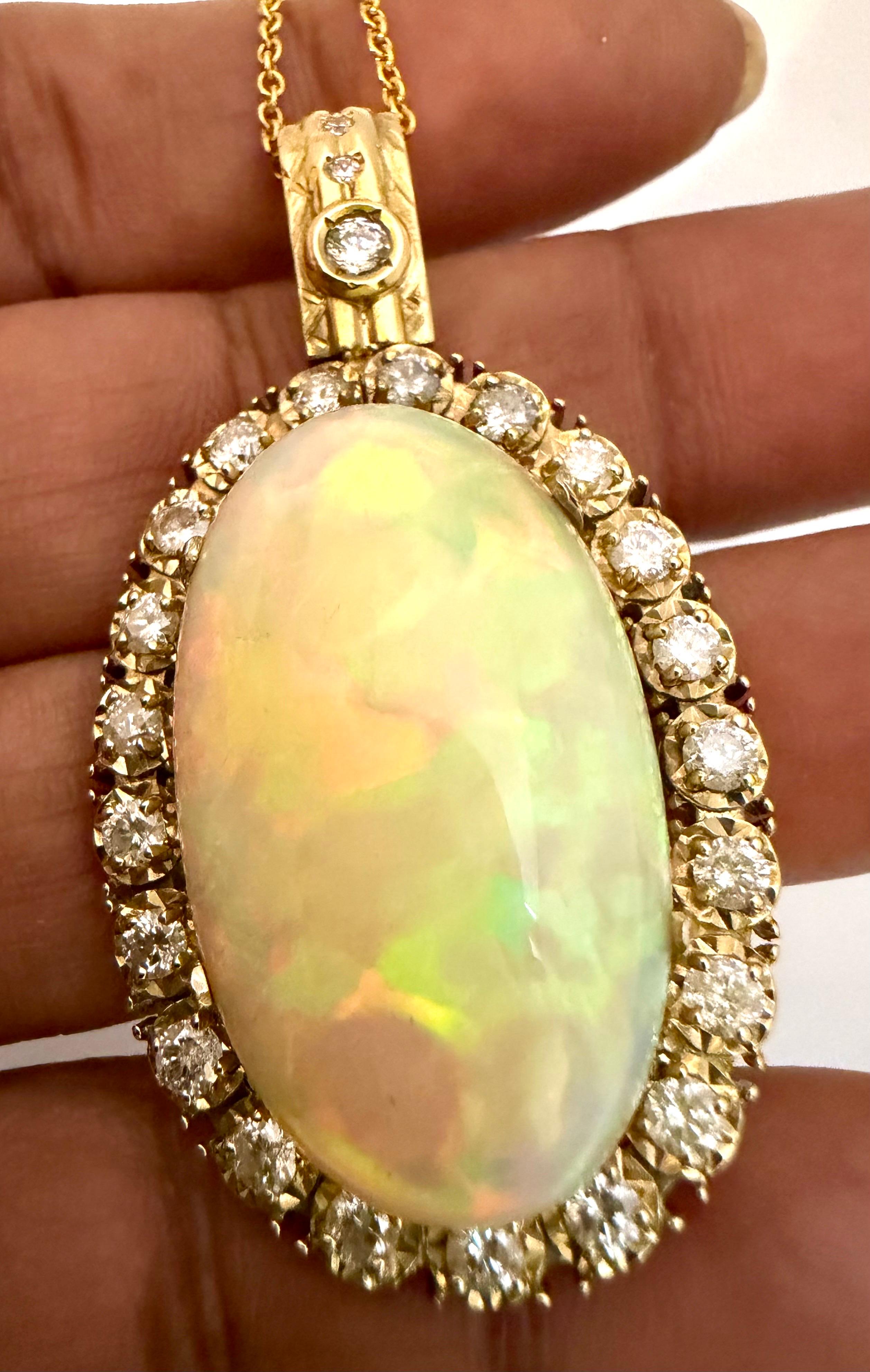 36 Karat Ovaler Äthiopischer Opal & 2,5 Karat Diamant Anhänger 14 Karat Gelbgold Halskette im Angebot 3