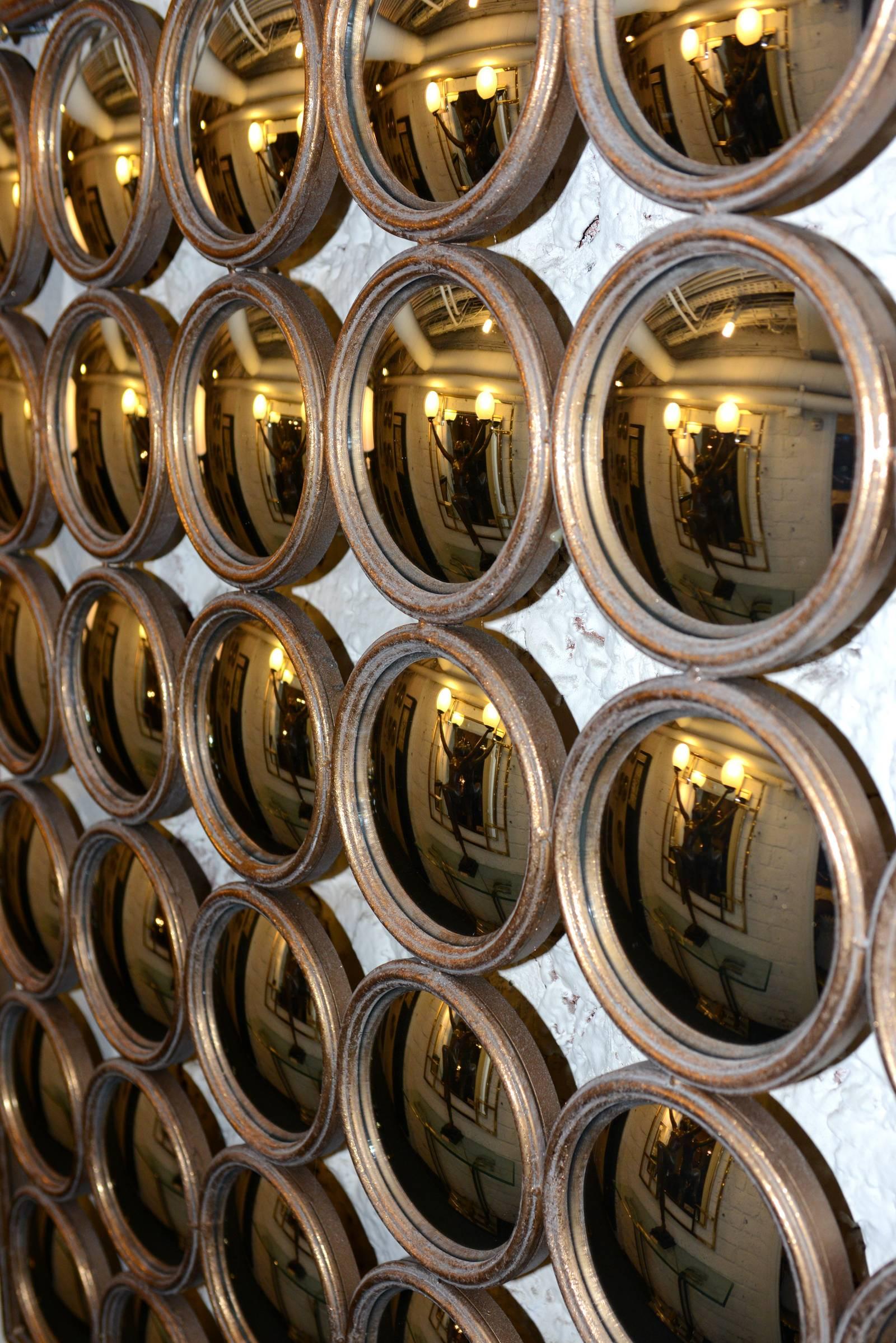 Specchio quadrato con 36 sfaccettature rotonde convesse
specchi in vetro. Struttura in metallo con finitura dorata.

