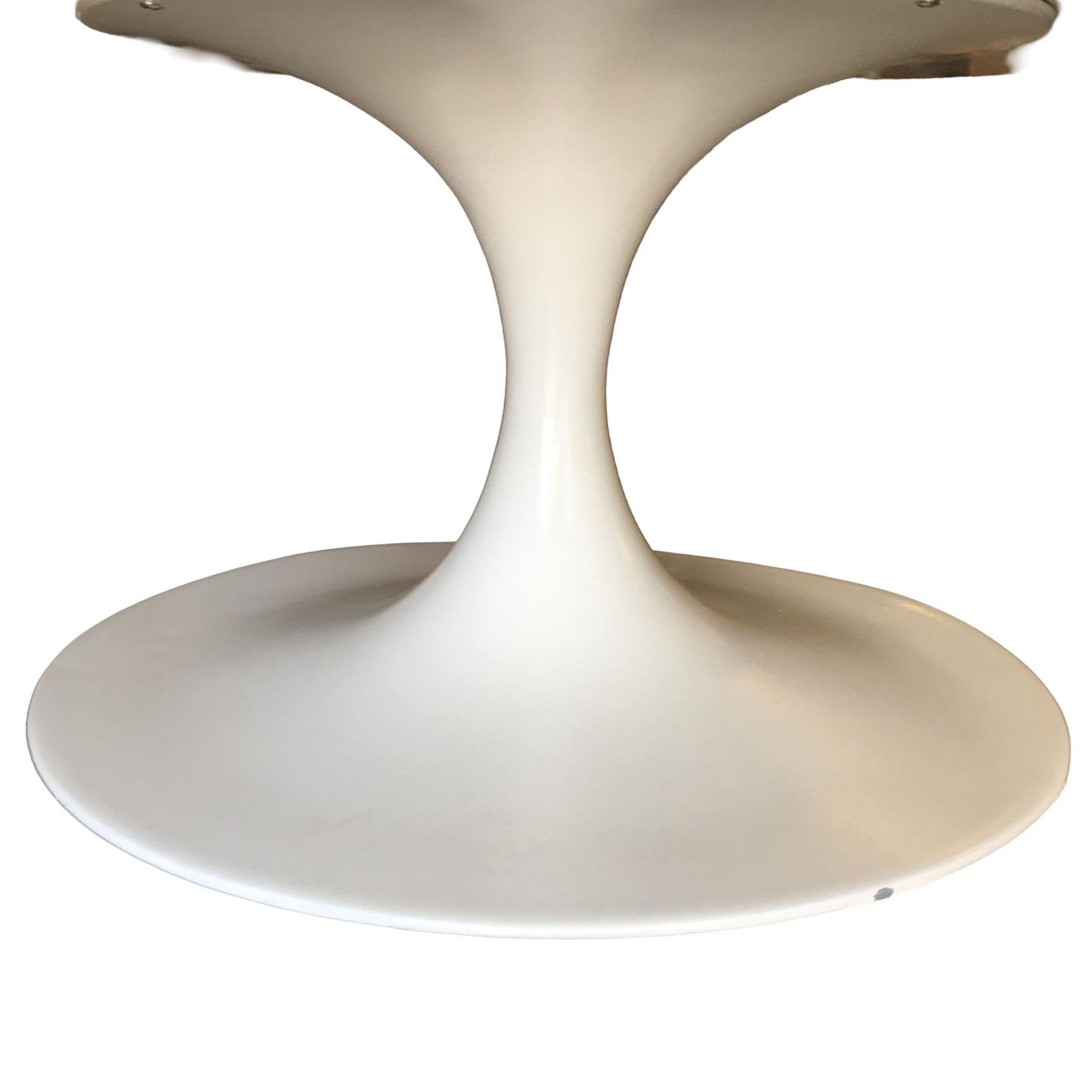 36 Zoll schwerer Tulpen-Couchtisch mit Platte im Stil von Eero Saarinen für Knoll im Angebot 2
