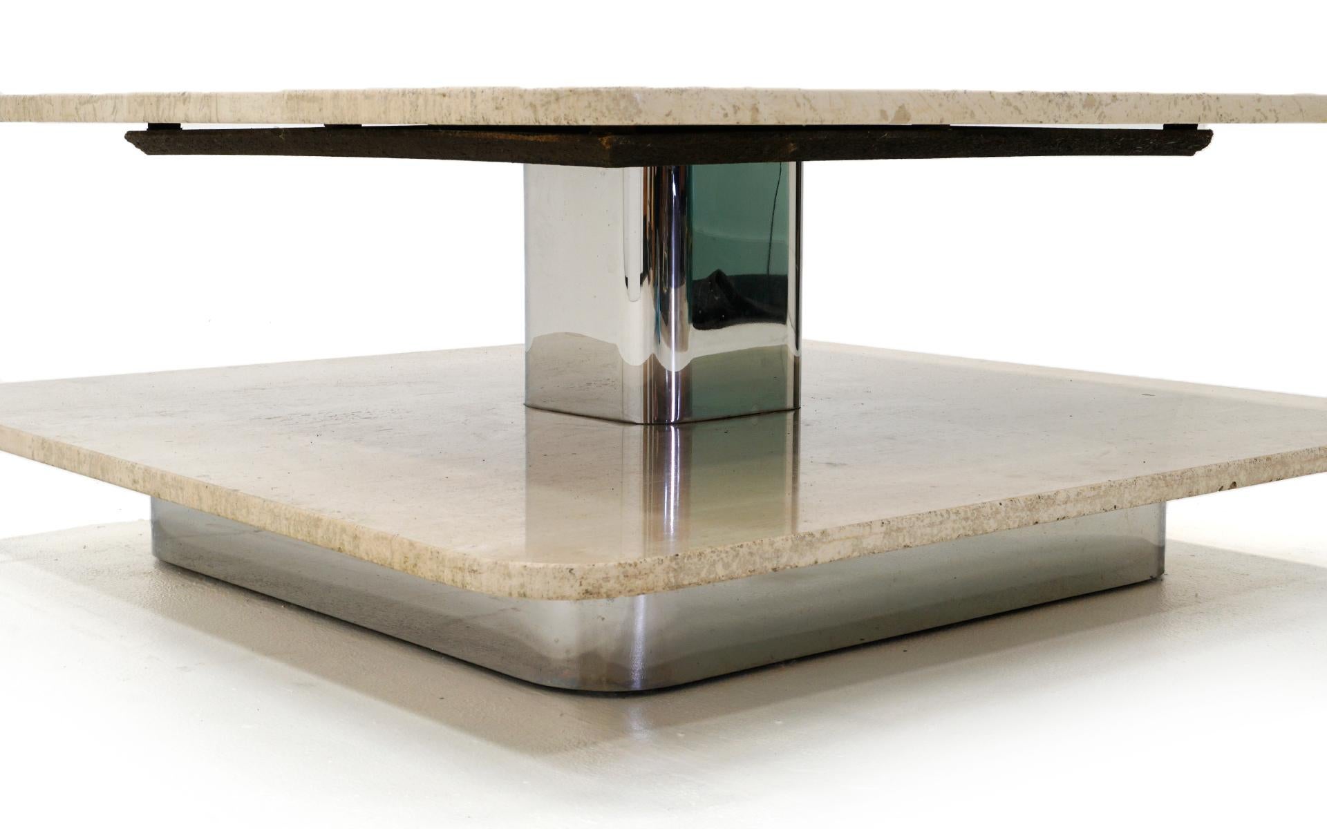 Table basse carrée travertin et chrome Bon état - En vente à Kansas City, MO