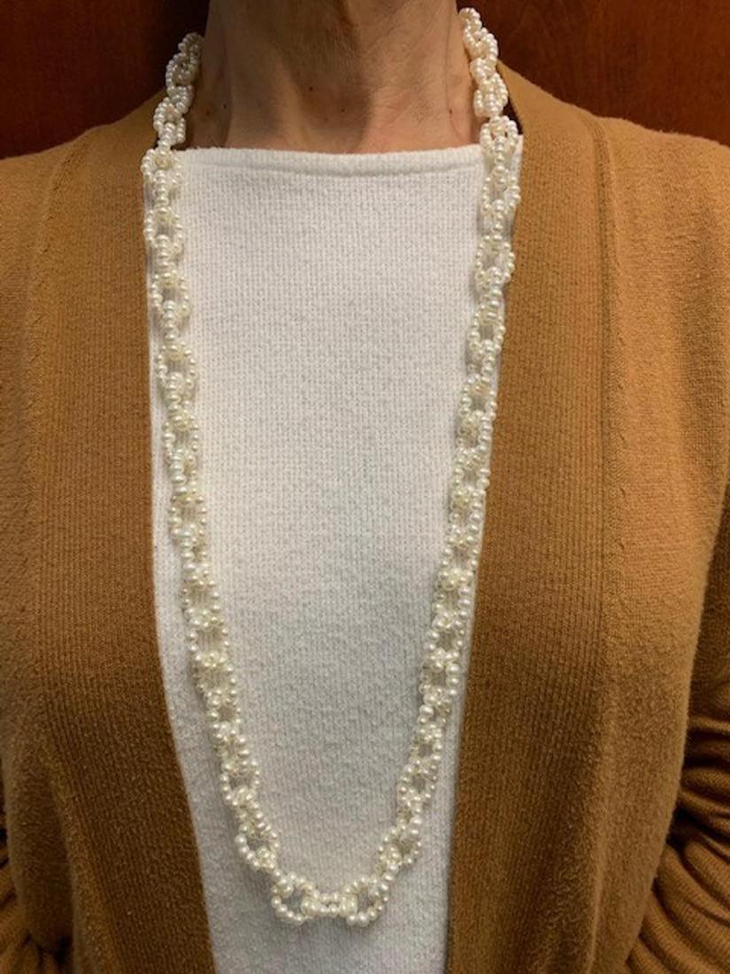 Collier de 36 pouces à maillons ouverts en perles blanches avec fermoir argenté en vente 4