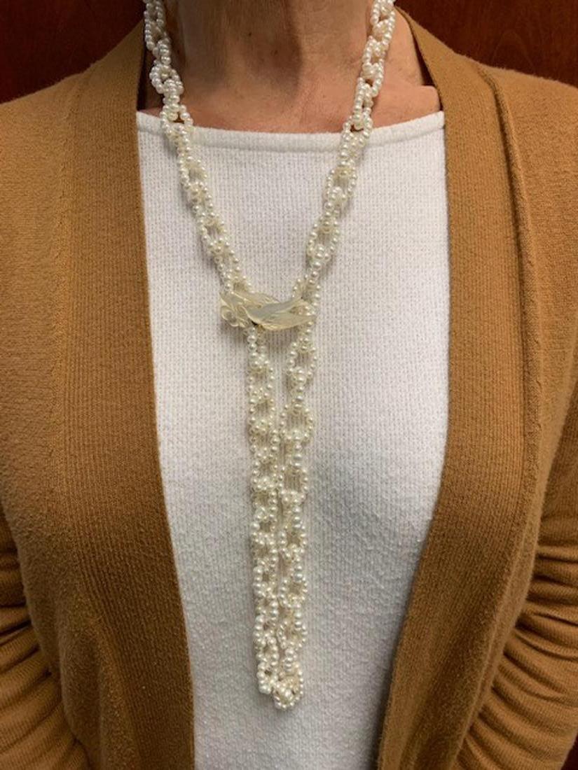 Collier de 36 pouces à maillons ouverts en perles blanches avec fermoir argenté en vente 5