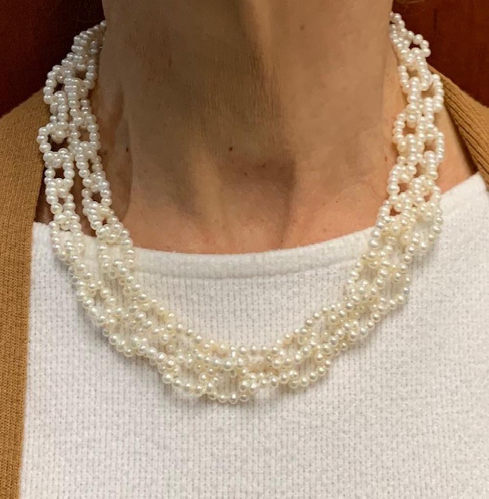 Collier de 36 pouces à maillons ouverts en perles blanches avec fermoir argenté en vente 6