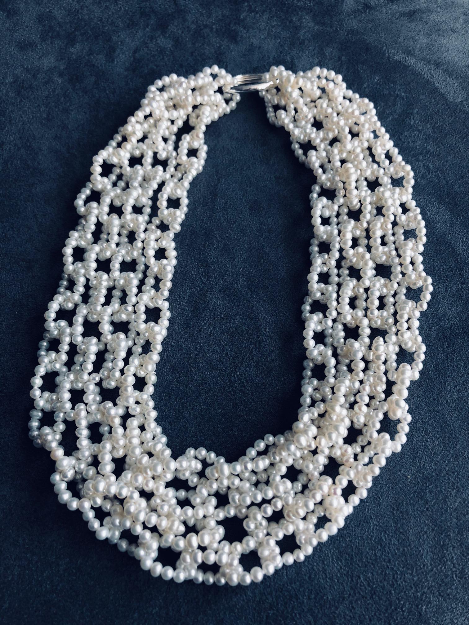 Collier de 36 pouces à maillons ouverts en perles blanches avec fermoir argenté en vente 8