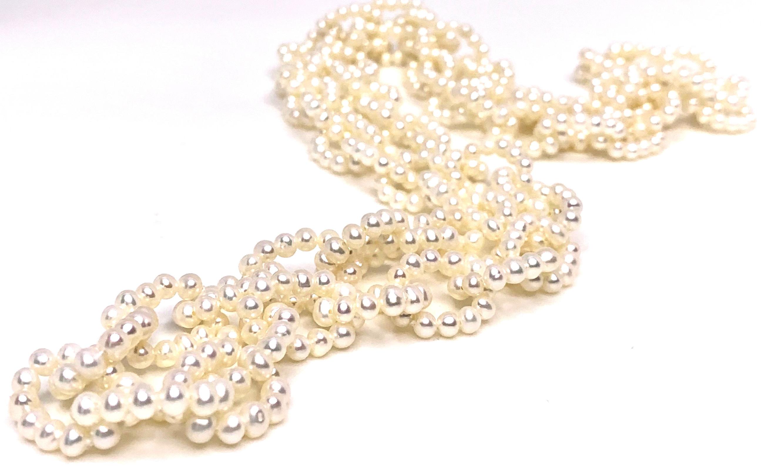 C'est un très beau design ! Les petites perles sont enfilées sous forme de maillons ovales pour former ce que nous appelons notre collier de chaînes de perles. Il mesure 36