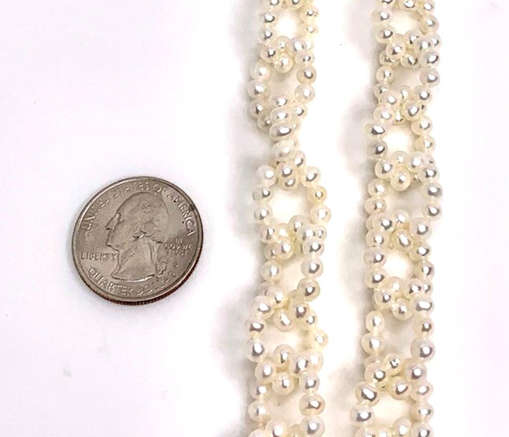 Collier de 36 pouces à maillons ouverts en perles blanches avec fermoir argenté en vente 2