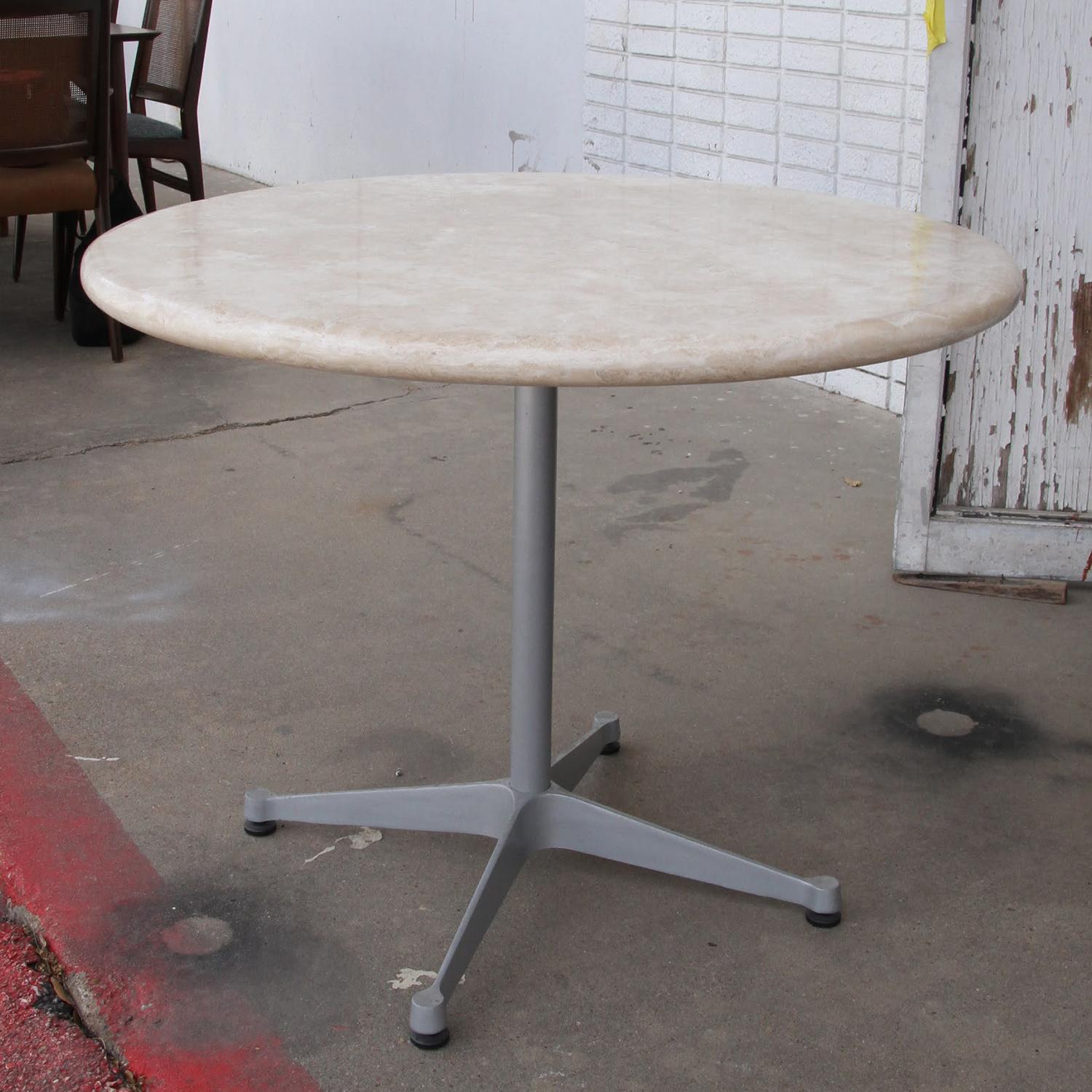 Table Herman Miller en marbre personnalisée.

dessus en marbre crème de 36 pouces avec la base segmentée iconique d'Herman Miller. Idéal pour une salle à manger ou un petit espace de conférence.

