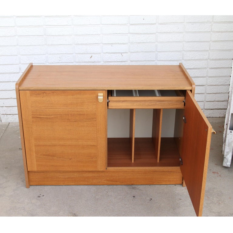 Mid Century Record Cabinet Danish Modern Media Cabinet In Good Condition For Sale In Pasadena, TX