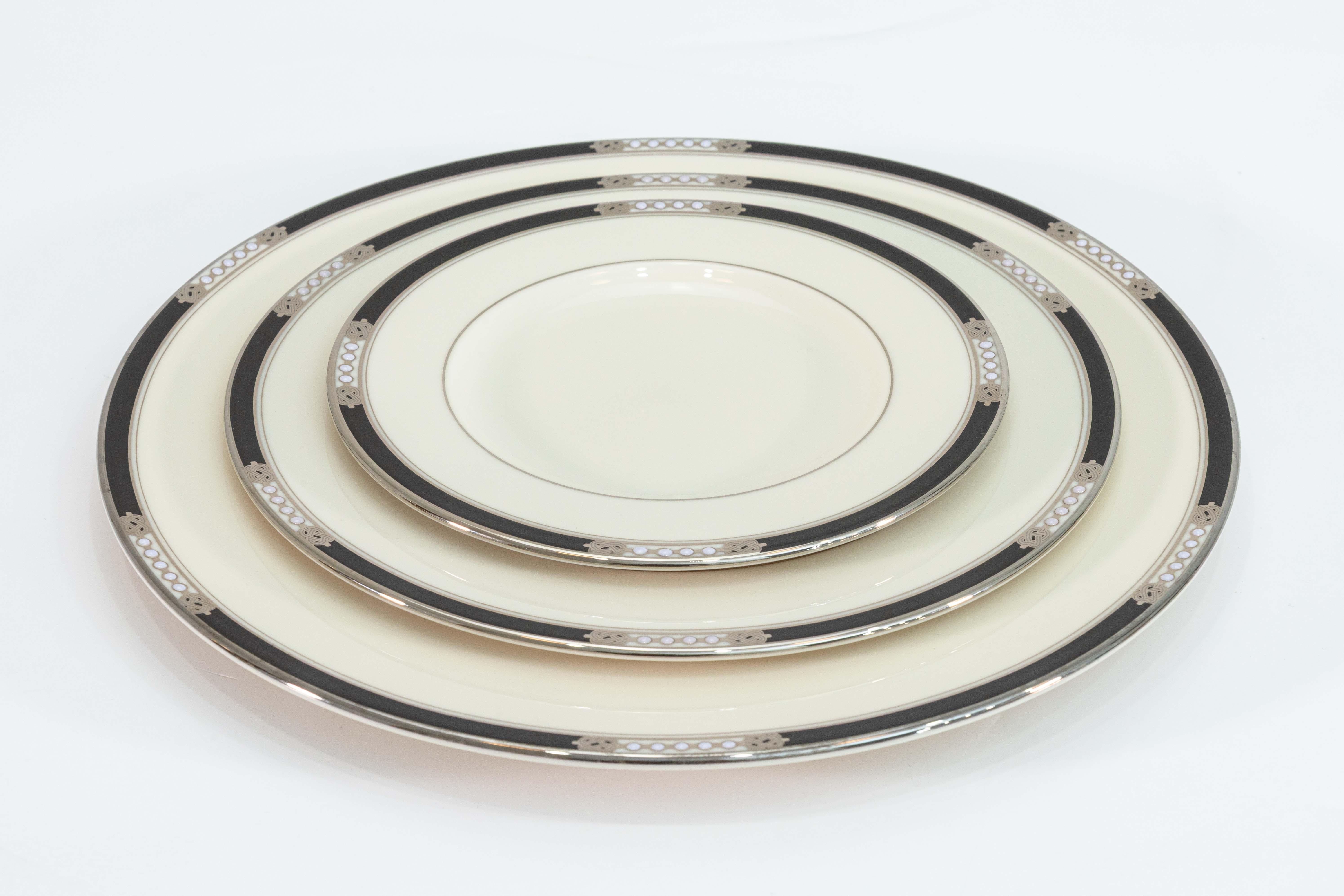 Ensemble de 36 pièces en porcelaine de Chine Hancocks Platinum de Lenox Presidential Collection. Cette magnifique collection de plats en porcelaine présente une subtile coloration beige blanc cassé avec des accents noirs, blancs et chromés. Ce set