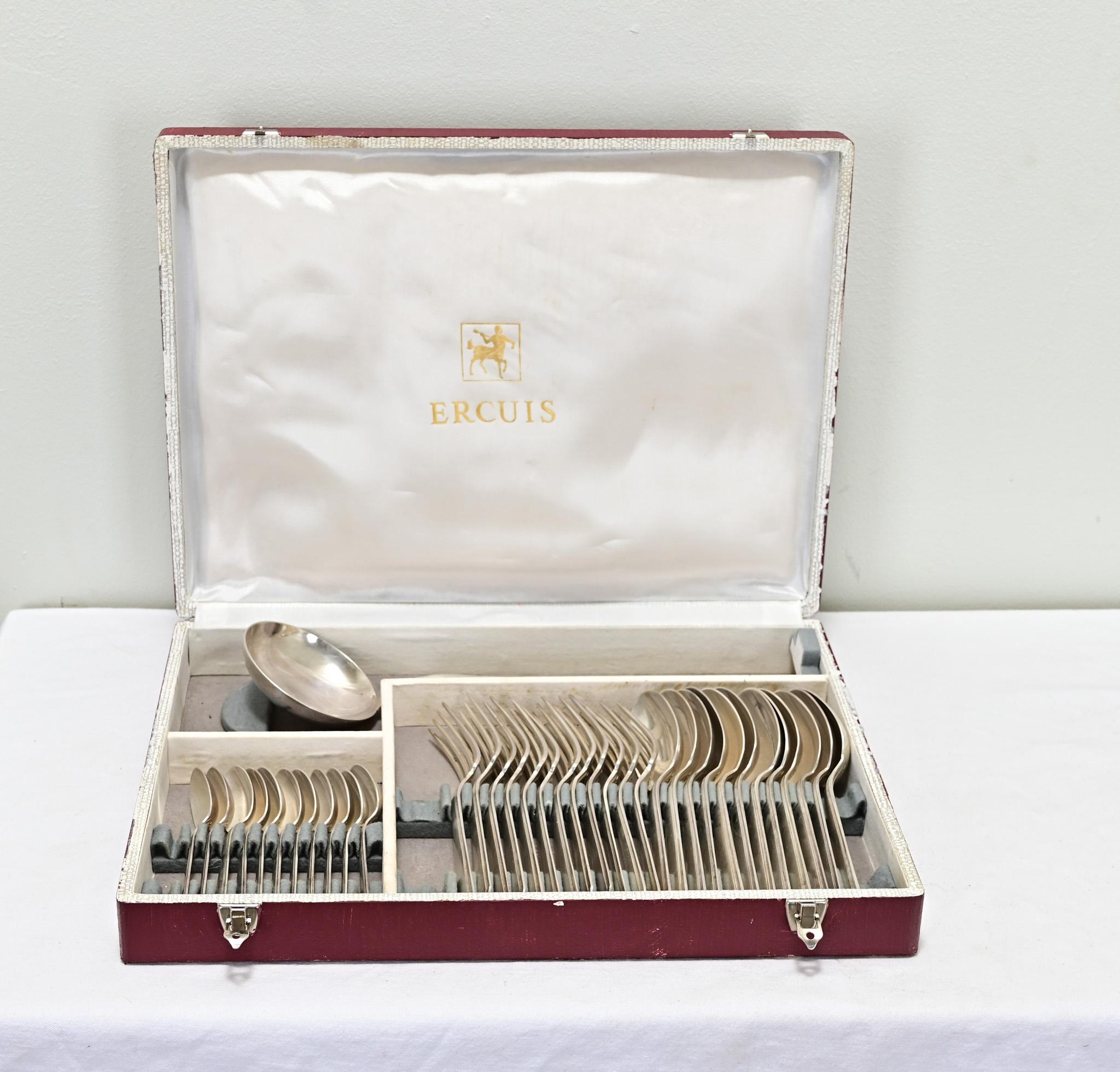 Esta cubertería de plata de treinta y seis piezas, obra del famoso orfebre francés Maison Ercuis, está hecha con el diseño Sully. Todas las piezas llevan el sello 