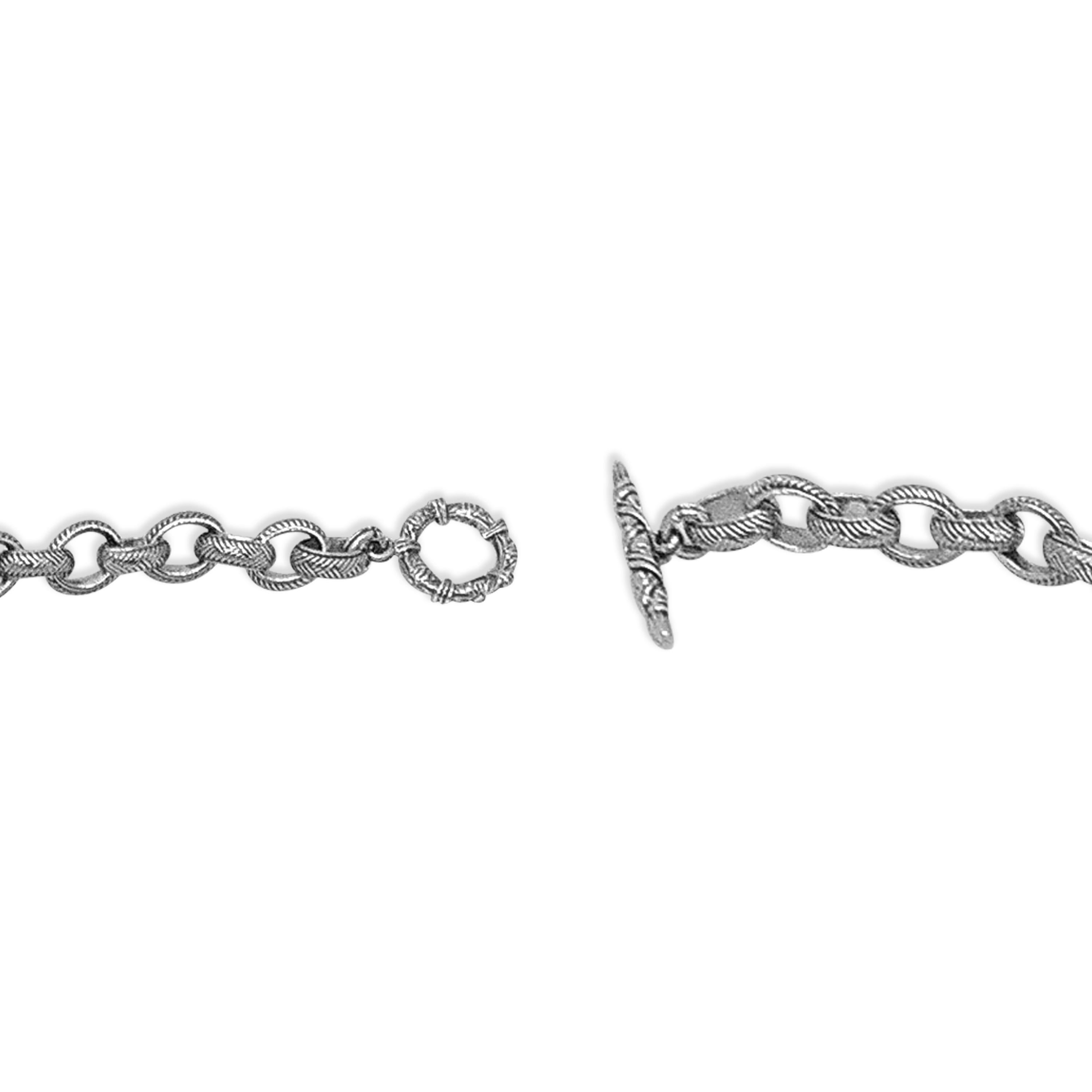 Ce collier à chaîne en argent gravé Signature Weave Linked Chain vous confère une élégance et une sophistication intemporelles. Chaque maillon de ce collier exquis est méticuleusement gravé de motifs complexes, mettant en valeur le savoir-faire
