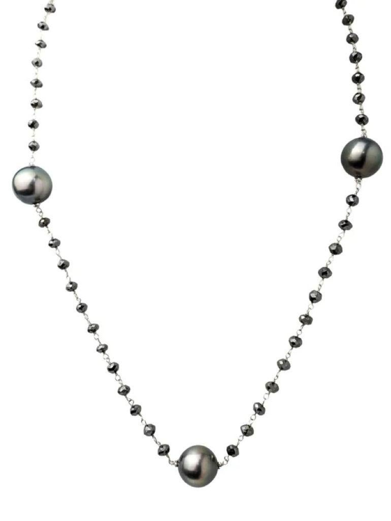 Un jeu d'ombres et de lumières saisissant. Ce collier présente des perles rondes de Tahiti dans différentes nuances de gris argenté, chacune sélectionnée pour son éclat et sa tonalité. Les perles sont reliées à la main à des perles de diamant noir