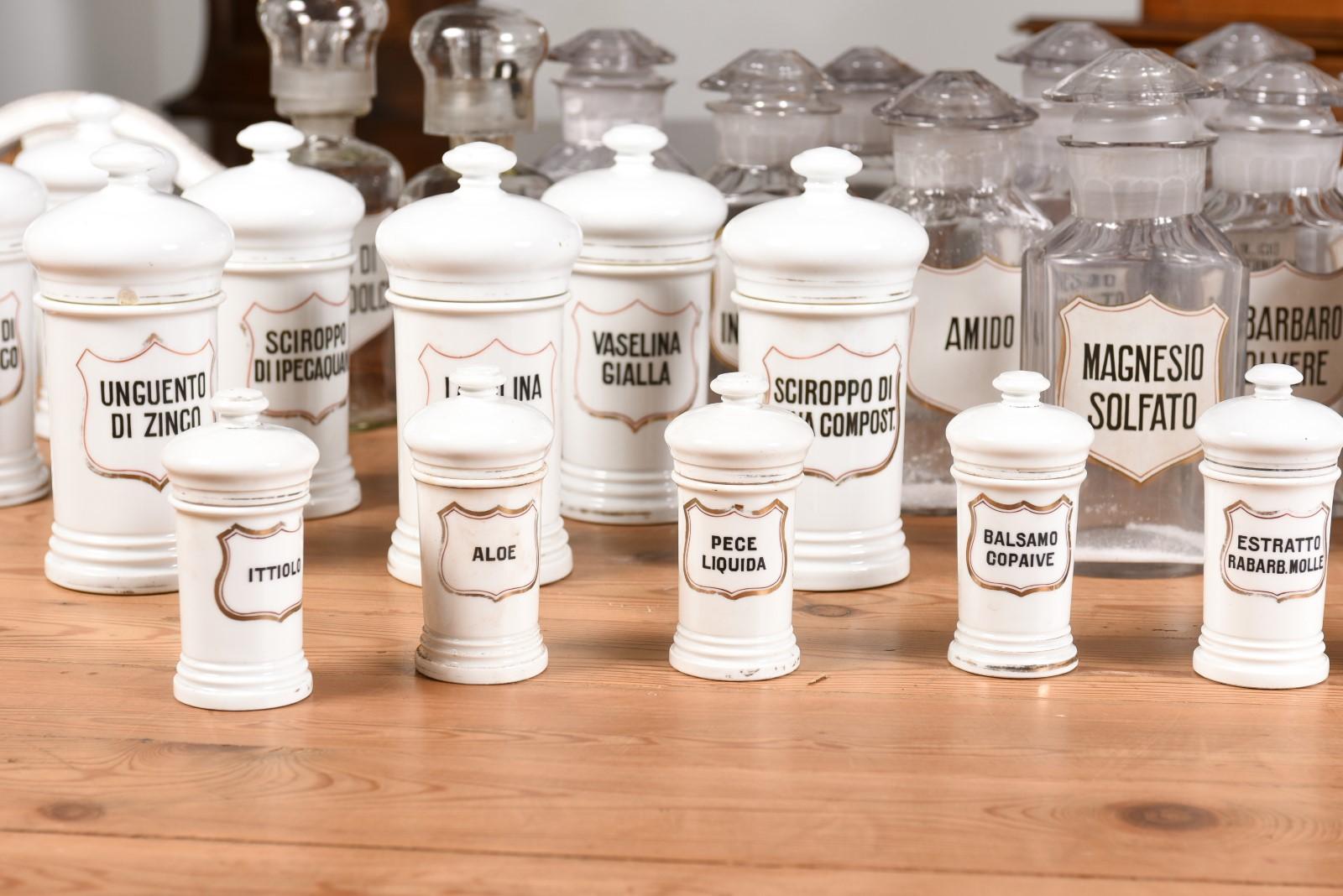 36 Apothekergefäße aus italienischem Glas oder Porzellan im Vintage-Stil mit Etiketten, verkauft pro Stück (20. Jahrhundert) im Angebot