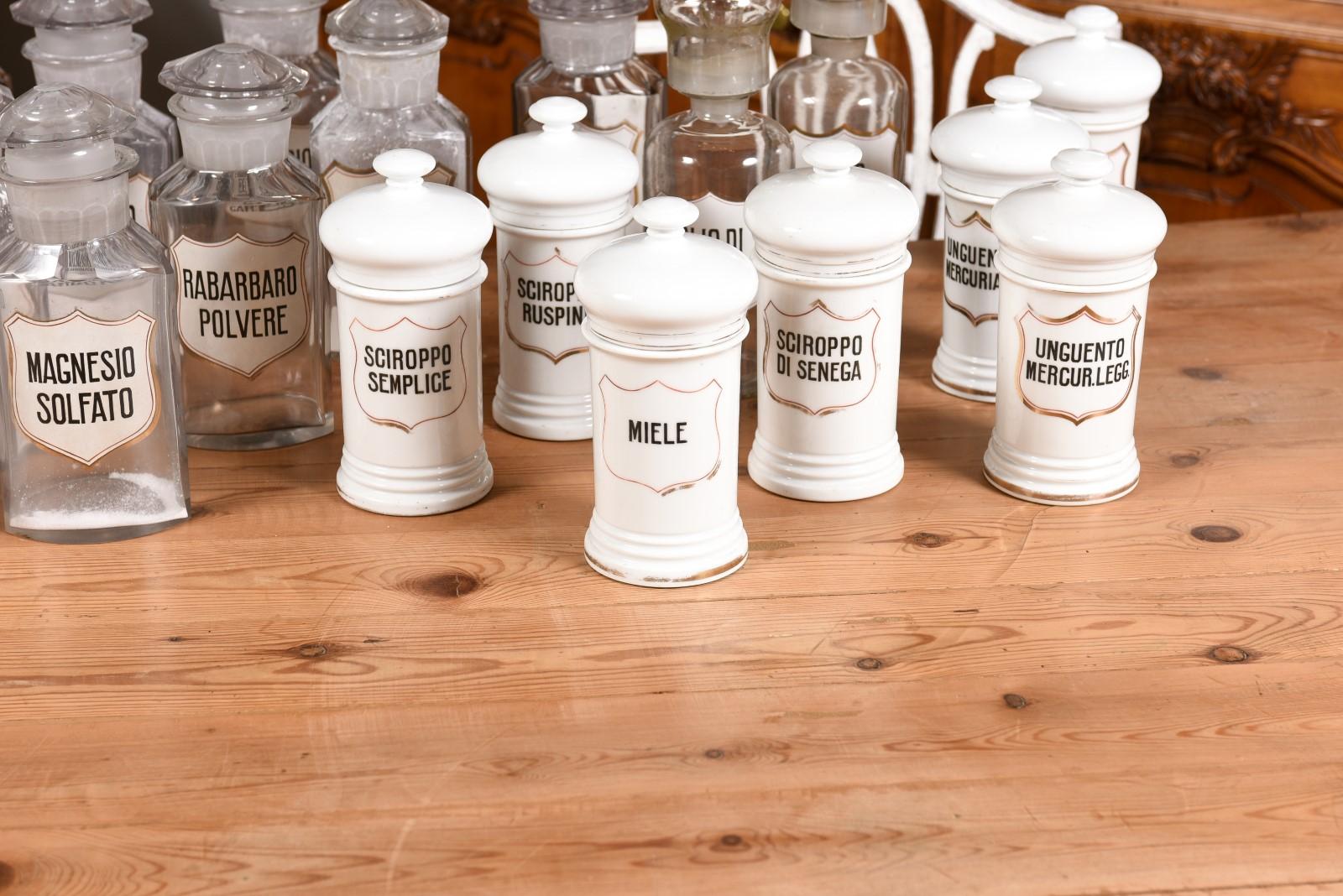 36 Apothekergefäße aus italienischem Glas oder Porzellan im Vintage-Stil mit Etiketten, verkauft pro Stück im Angebot 2