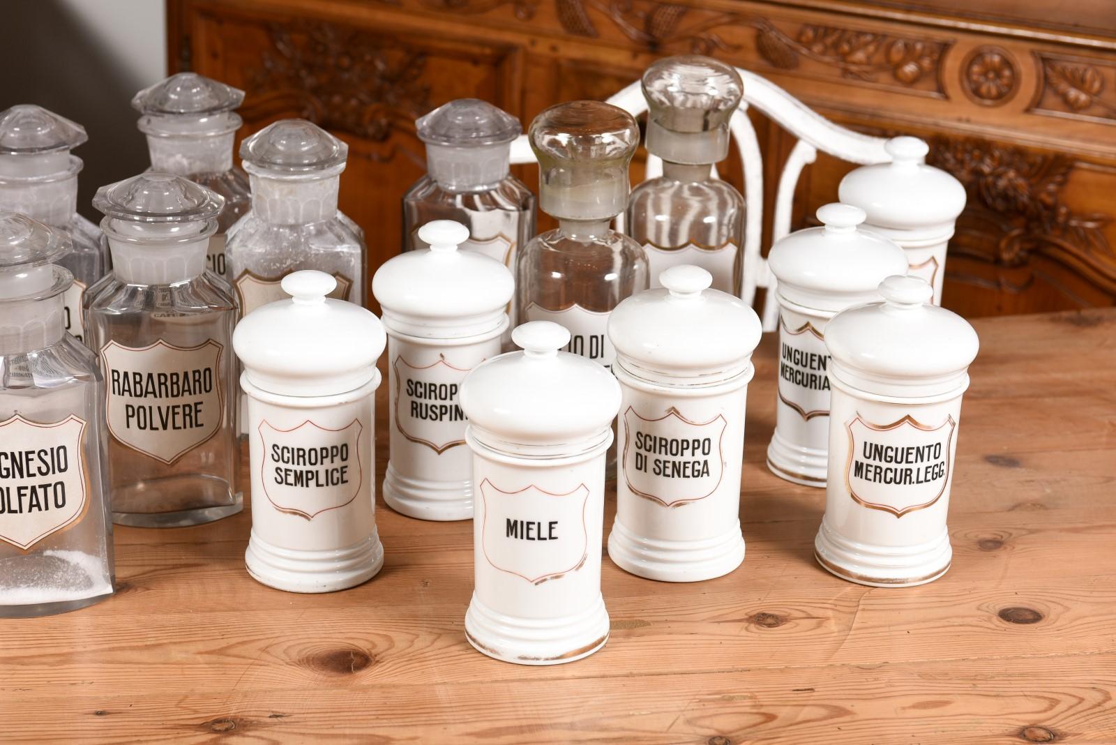 36 Tarros de farmacia Vintage Italian Glass o de porcelana con etiquetas, se venden por unidad siglo XX