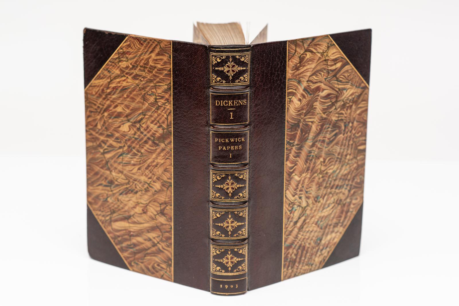 36 Vol. Charles Dickens, Las obras de Charles Dickens. Introducción y notas de Andrew Lang. Edición de Luxe de la Edición Gadshill, limitada a 130 juegos. Copia nº 107. Ilustraciones originales sobre papel japonés. Frontispicio ilustrado. 3/4 cuero