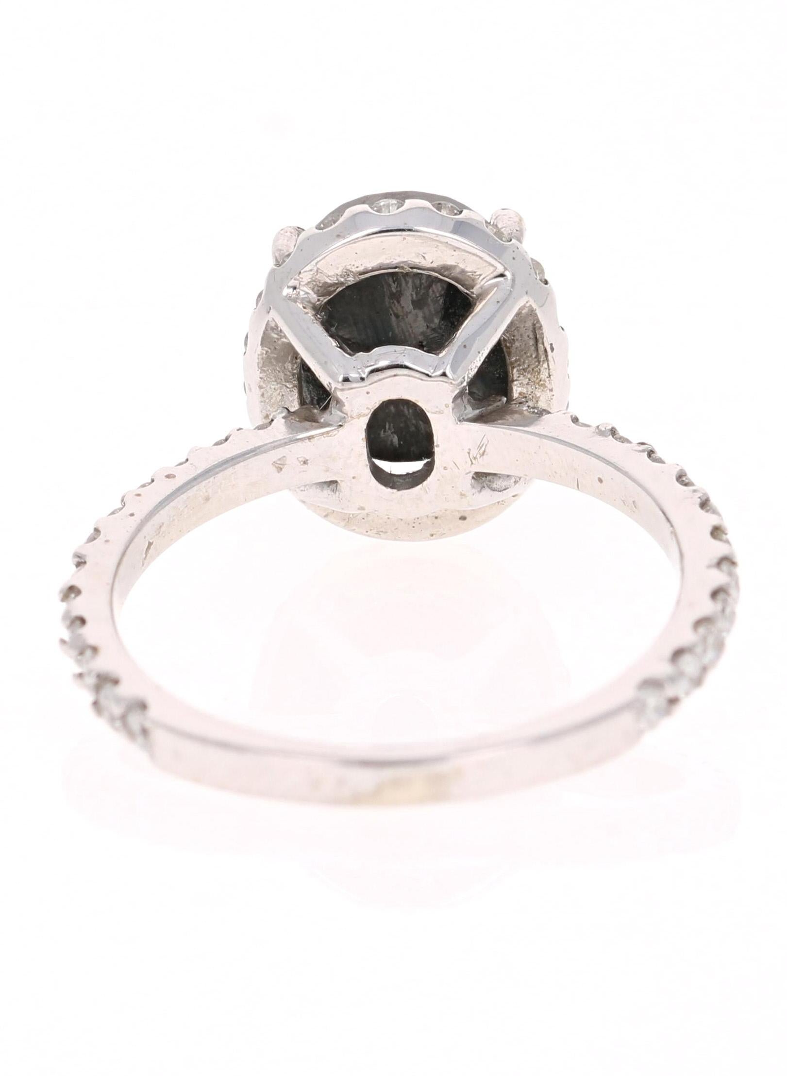 Taille ovale Bague de fiançailles Halo en or blanc 14 carats, diamant noir 3,60 carats en vente