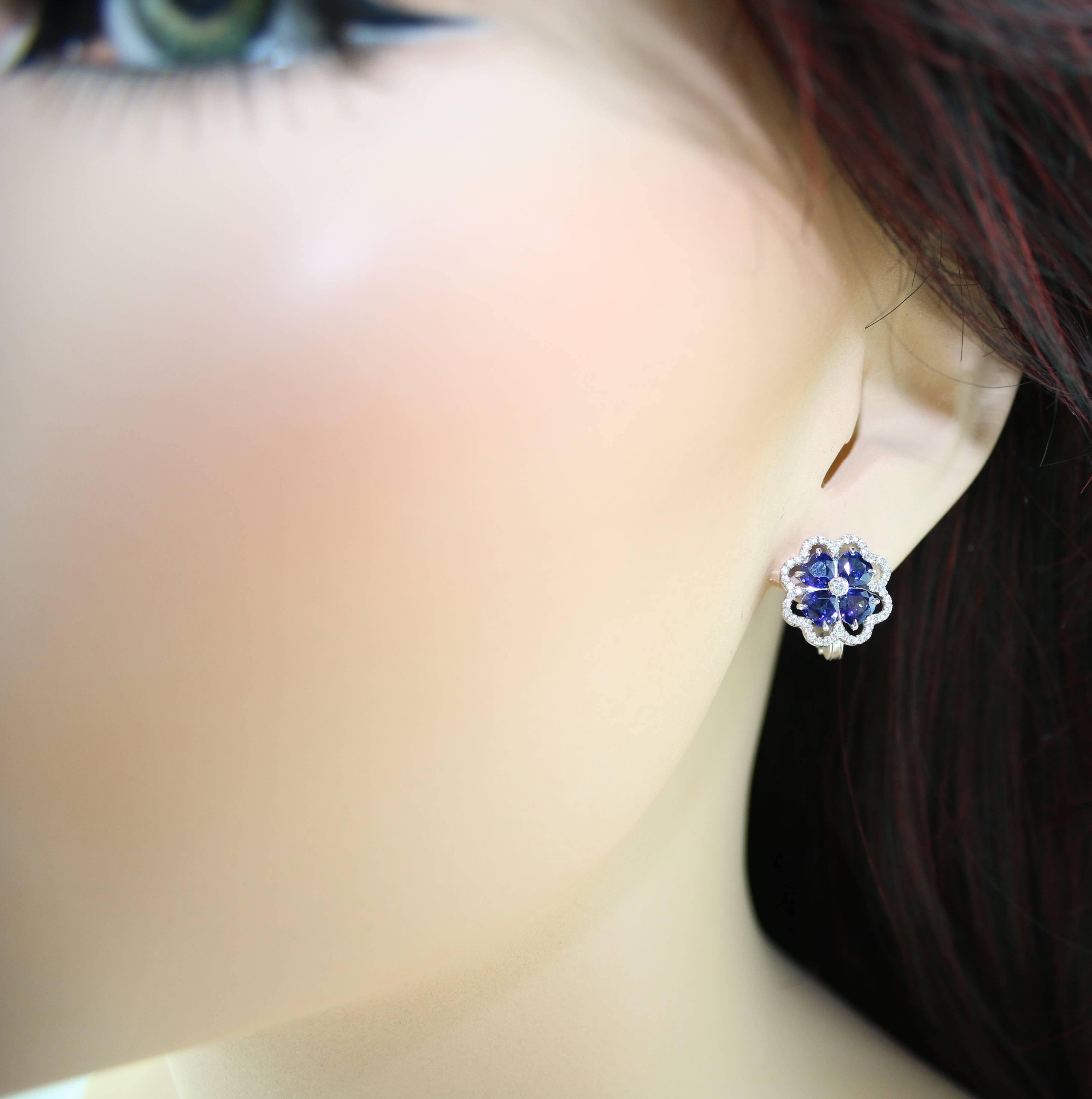 Taille ronde Boucles d'oreilles en or avec saphir bleu de 3,60 carats et diamants en vente