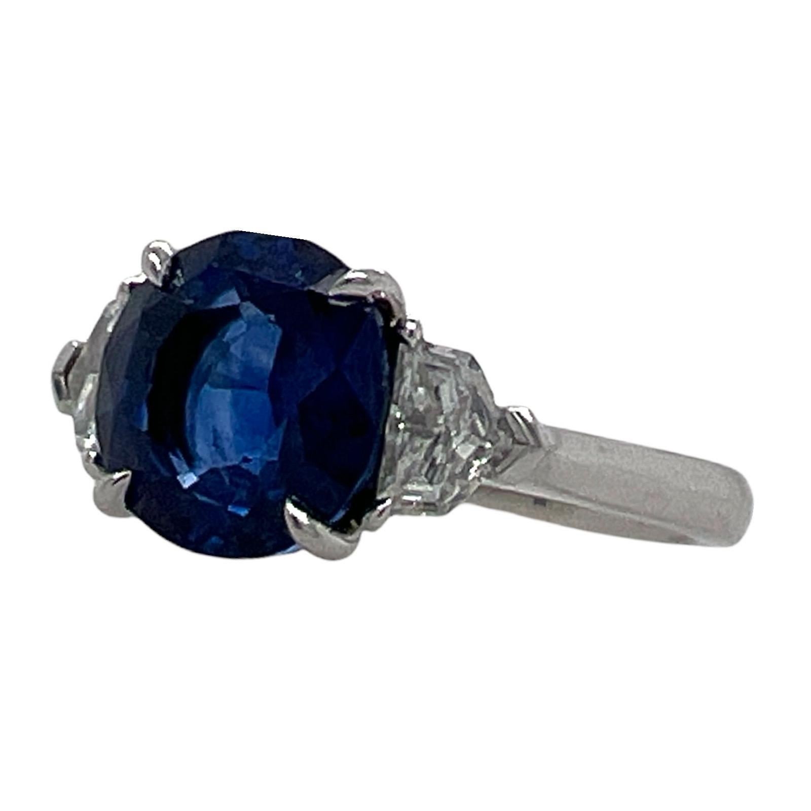 Platin-Cocktailring mit drei Steinen, 3,60 Karat Ceylon Blauer Saphir Diamant im Zustand „Neu“ in Boca Raton, FL