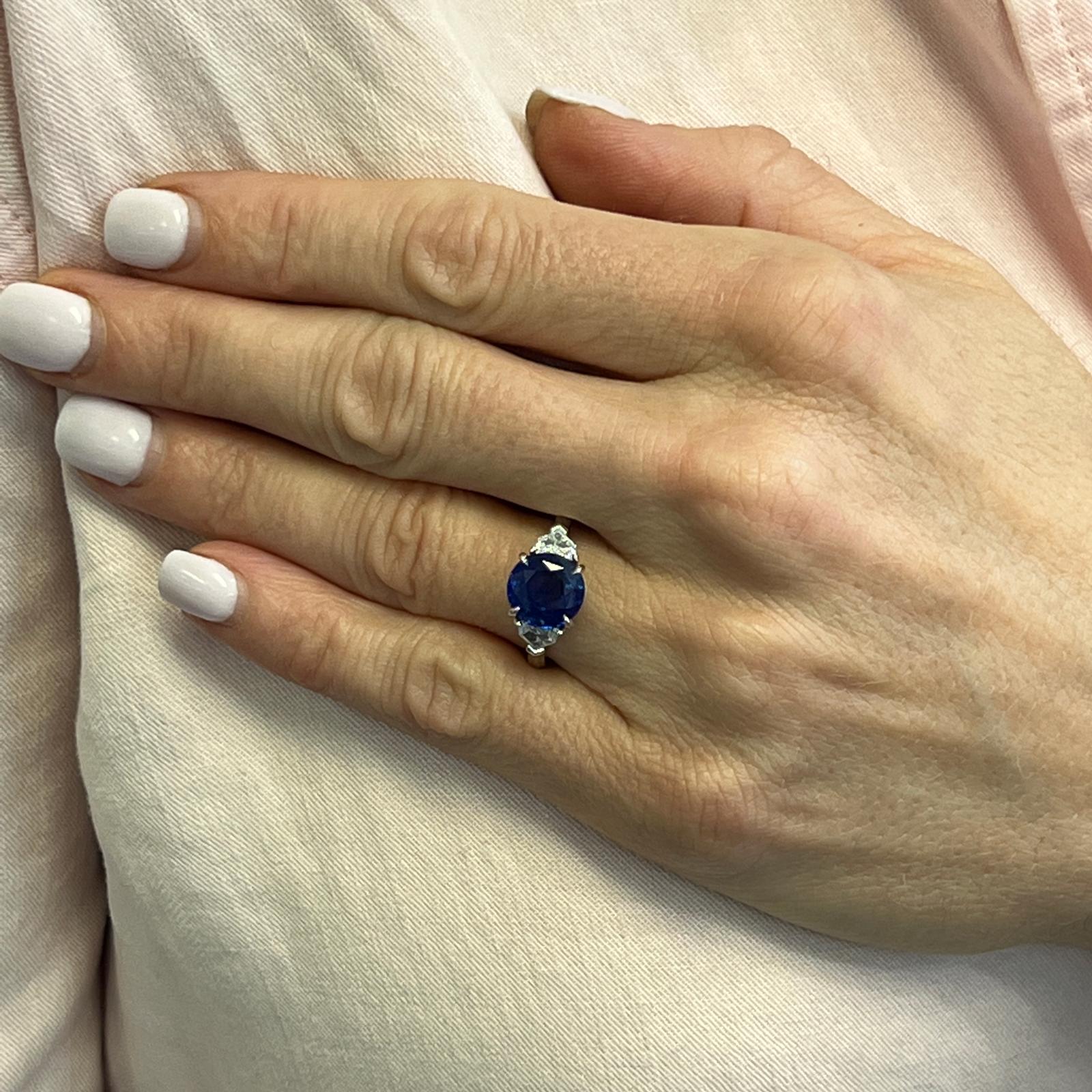 Platin-Cocktailring mit drei Steinen, 3,60 Karat Ceylon Blauer Saphir Diamant (Moderne)