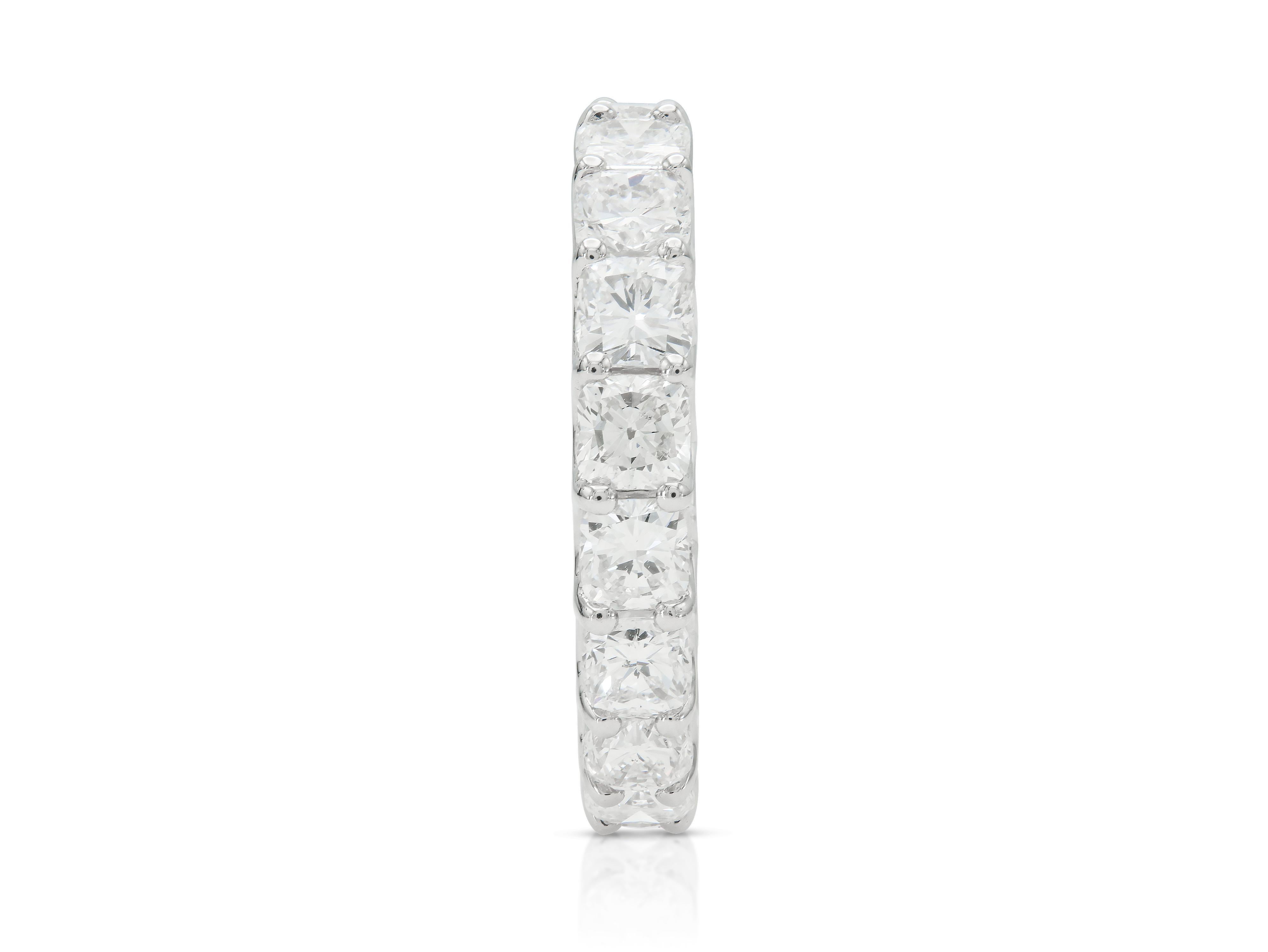 Finley realizzato in platino con 18 diamanti taglio cuscino per un peso totale di circa 3,60 carati, colore G-I, purezza SI.
Dimensione 7