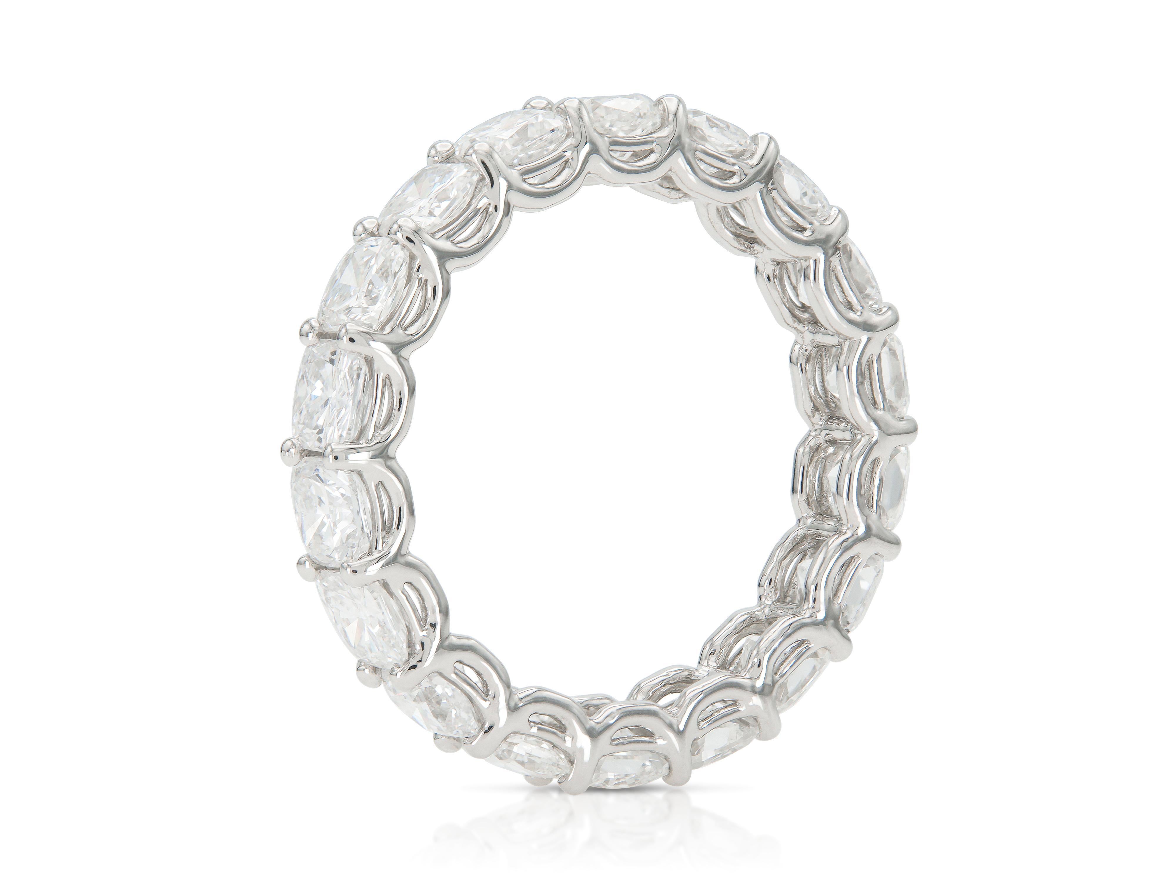 Taglio cuscino Fascia per l'eternità con diamante taglio cuscino da 3.60 carati in vendita